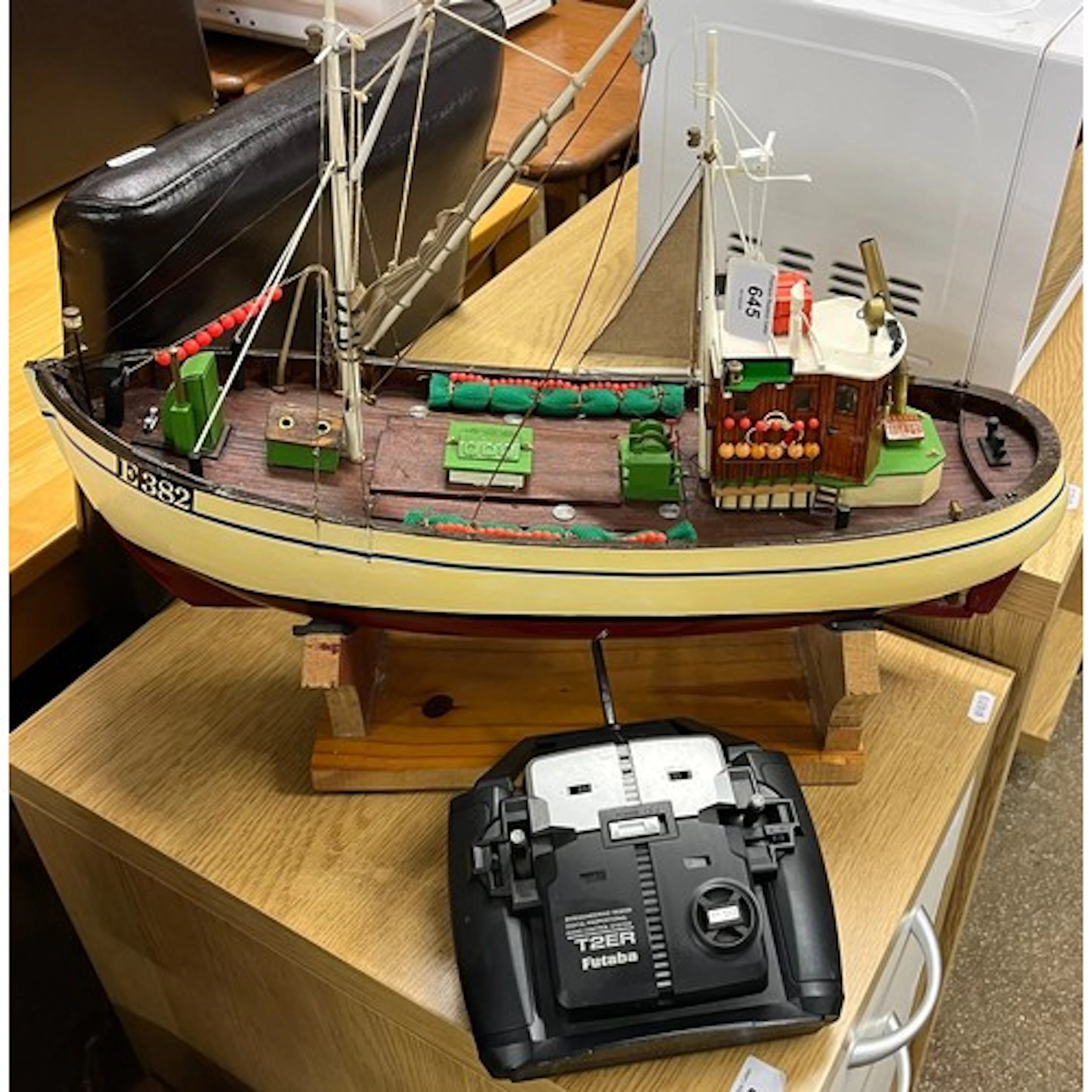 Radio control model fishing boat, with radio control.