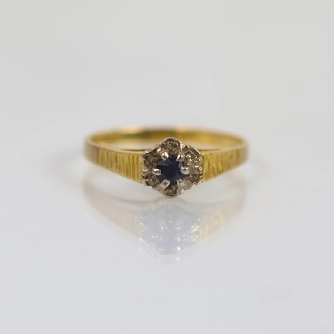 A late 20th century 18ct yellow gold sapphire ring, the cent...