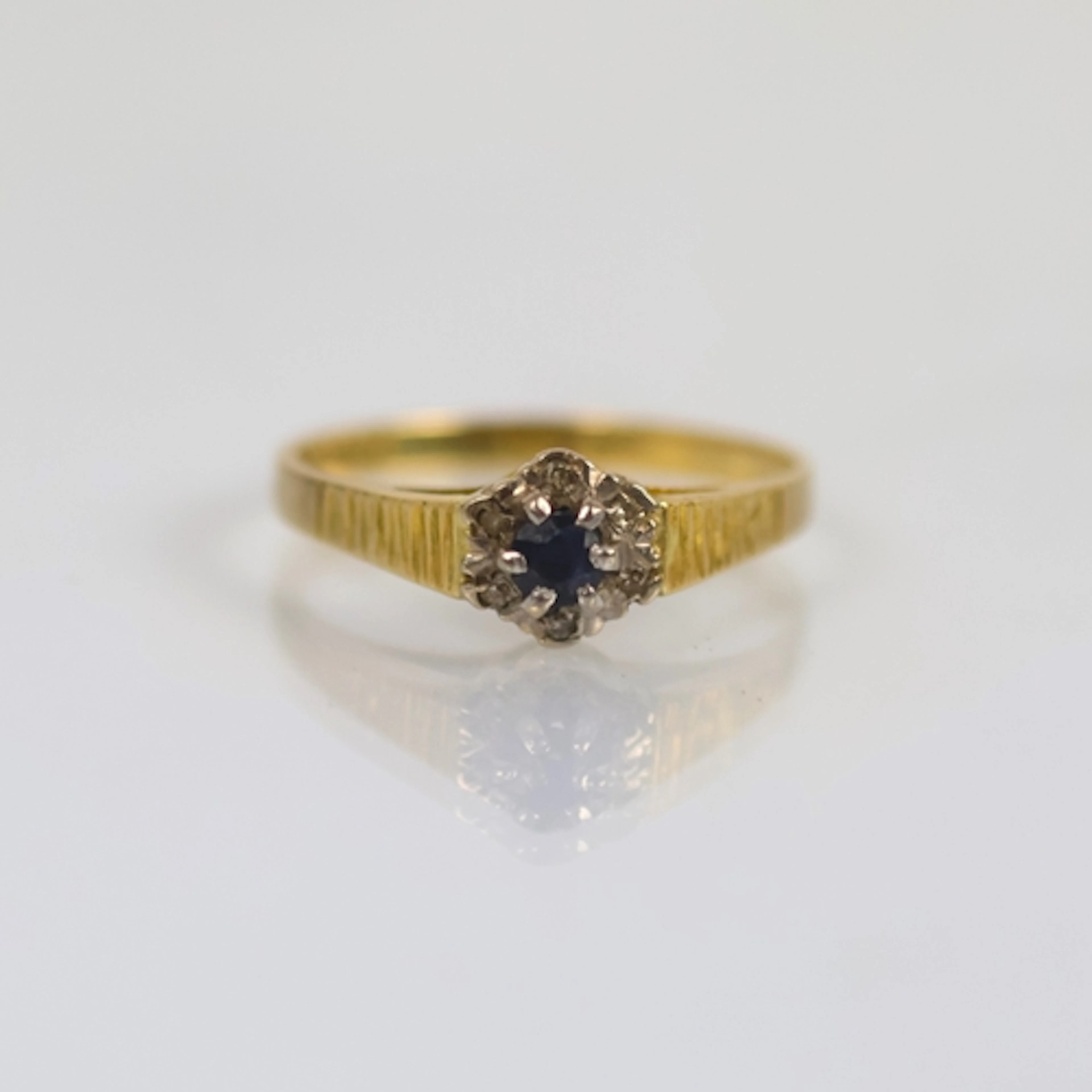 A late 20th century 18ct yellow gold sapphire ring, the cent...