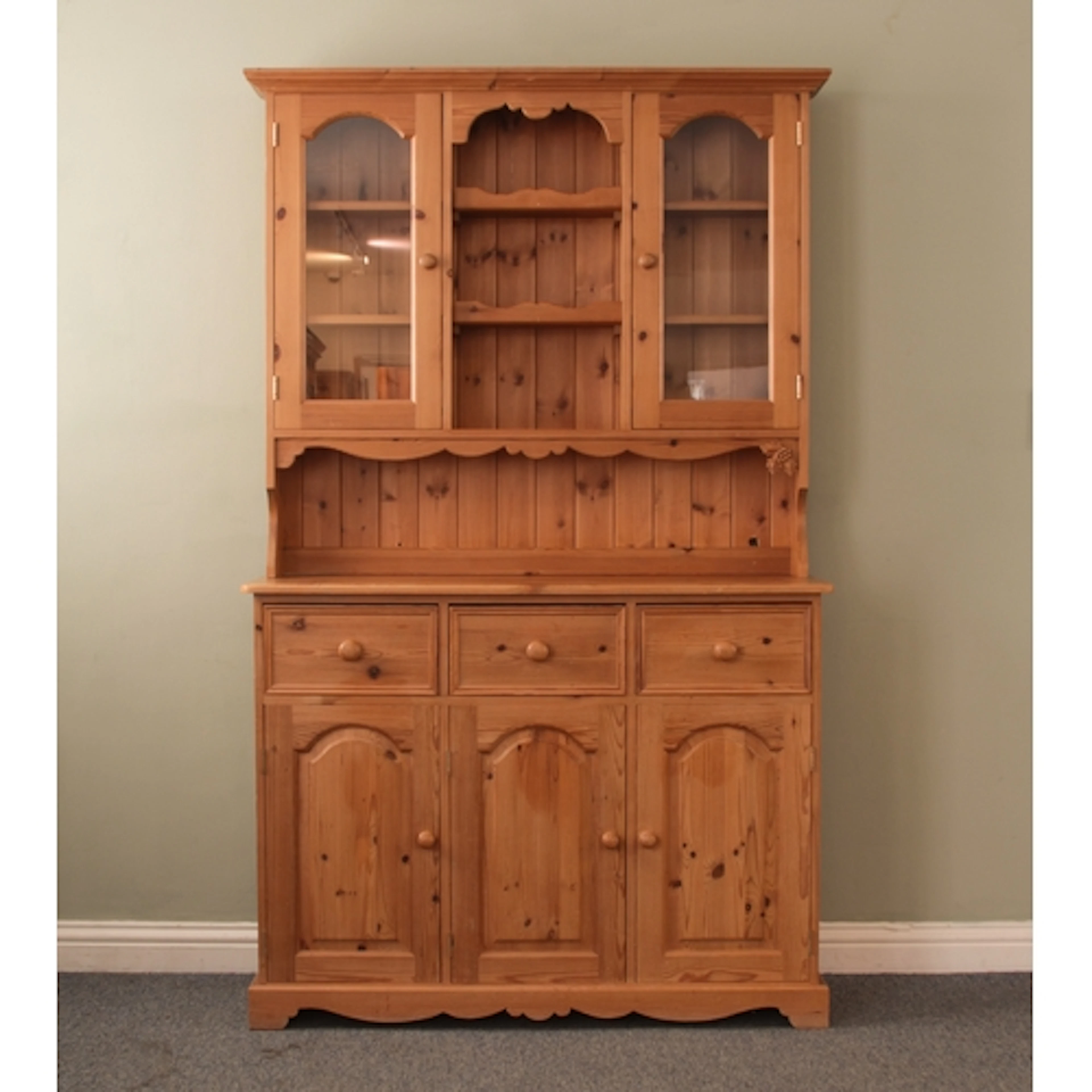 A modern pine Welsh dresser of small proportions - the top w...