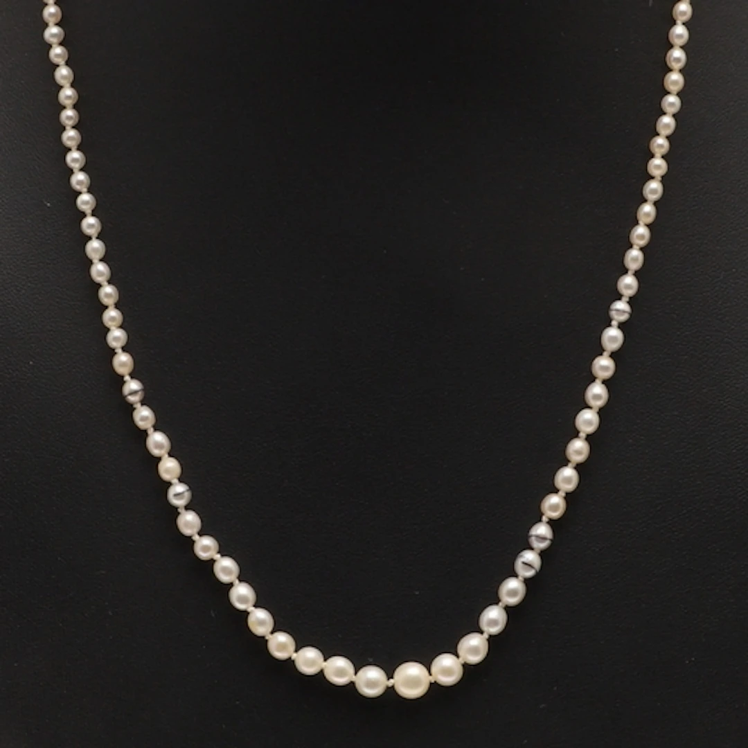 A GRADUATED SINGLE ROW NATURAL PEARL NECKLACE. the pearls gr...