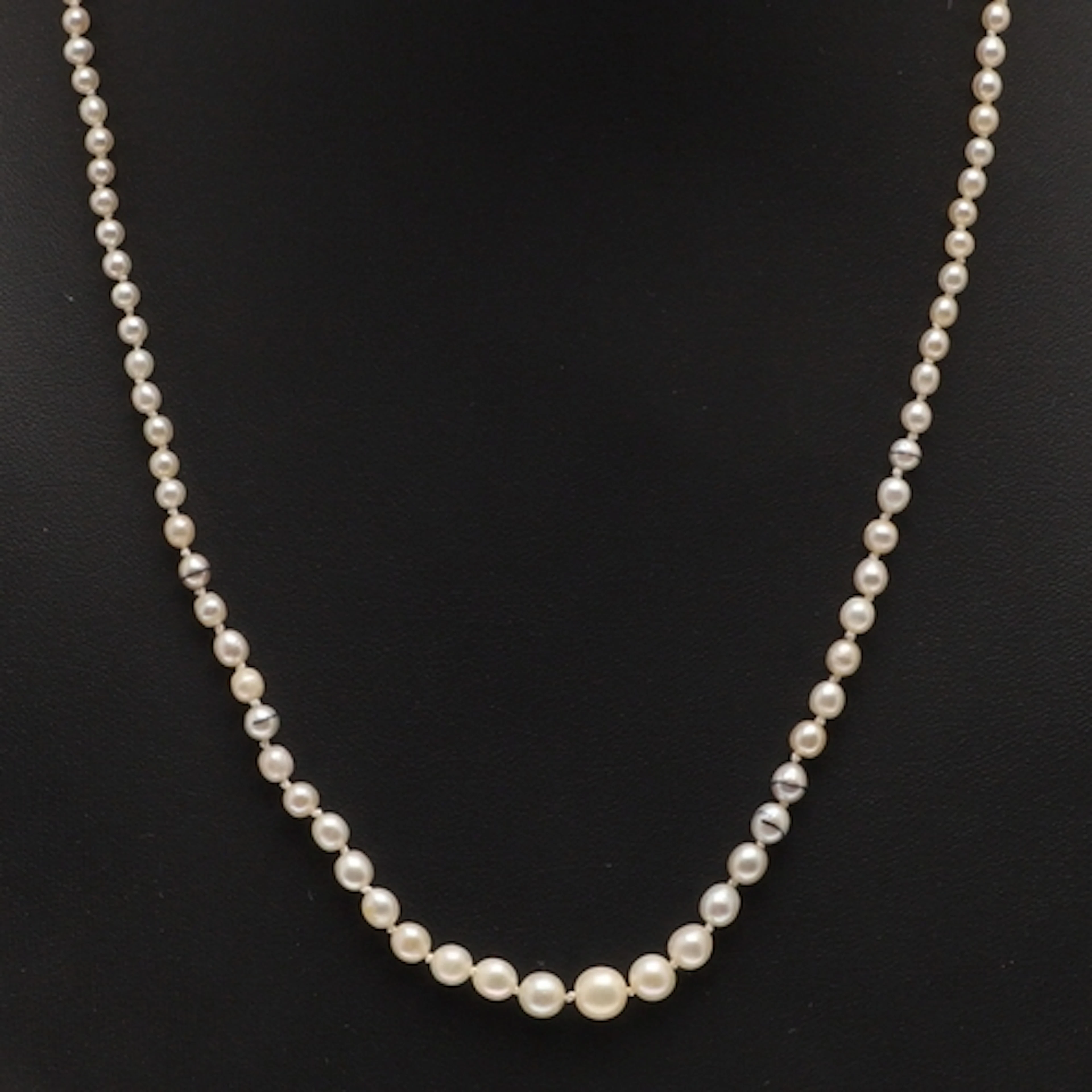 A GRADUATED SINGLE ROW NATURAL PEARL NECKLACE. the pearls gr...