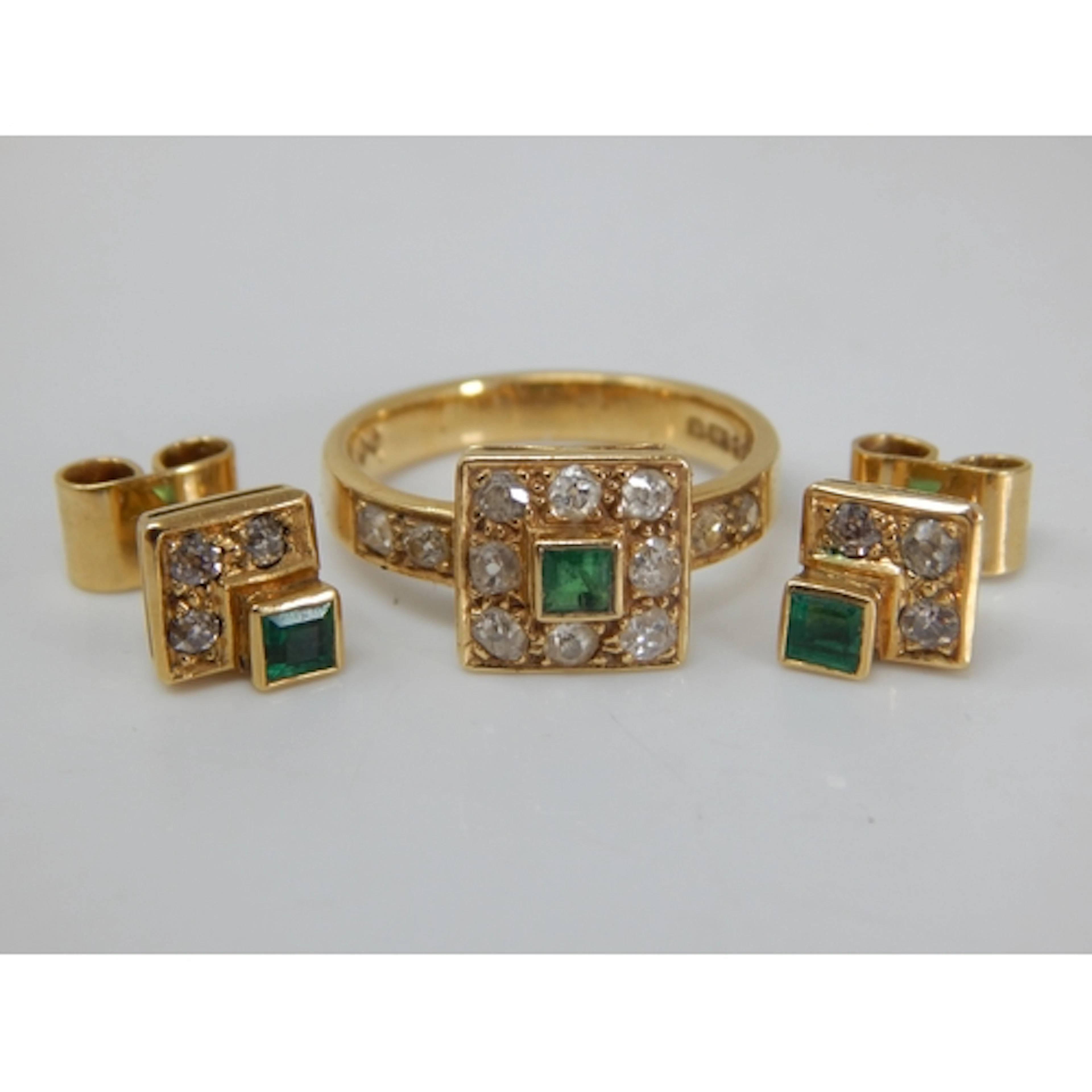 18ct Gold Diamond & Emerald Ring: Size M together with Match...
