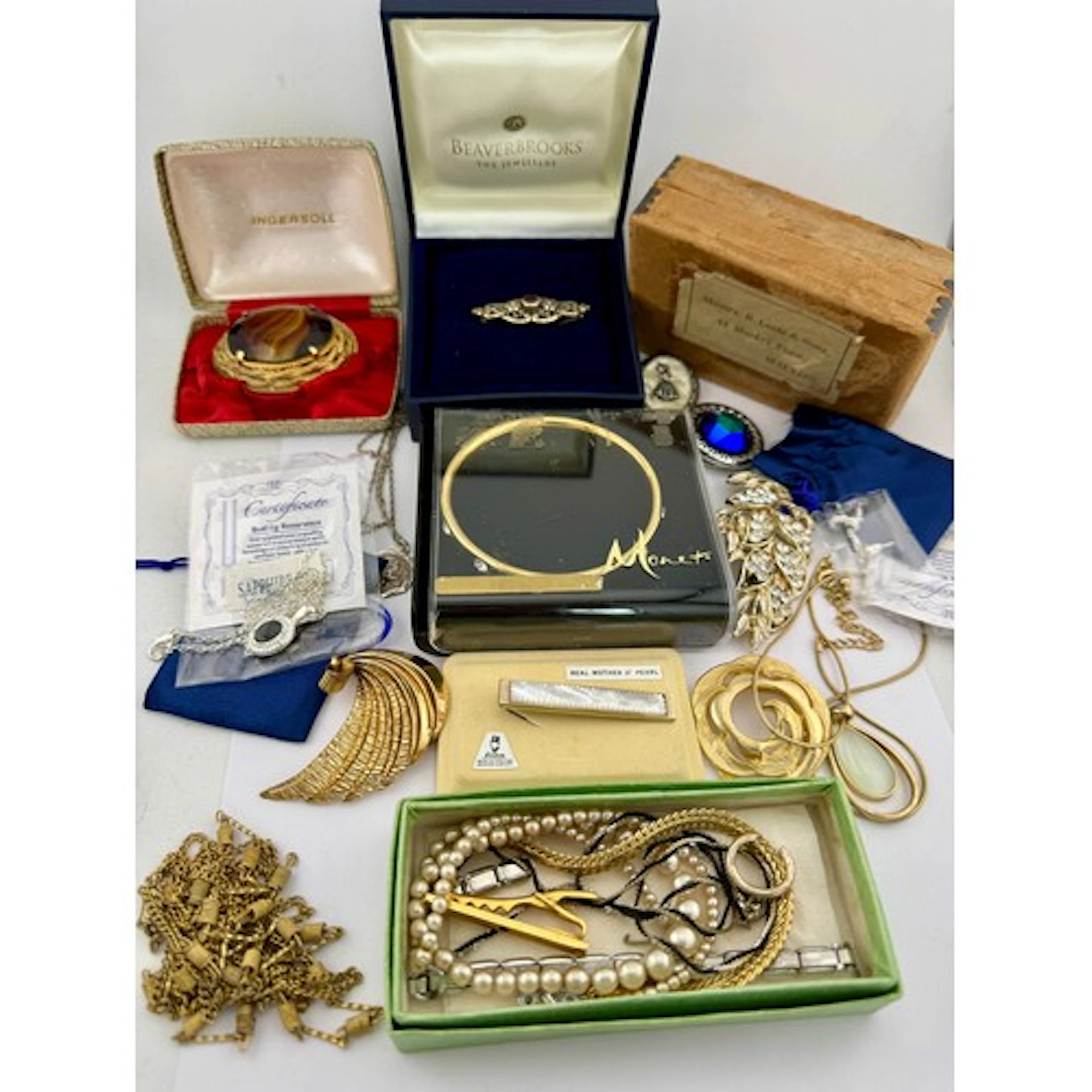 A collection of vintage costume jewellery to include sapphir...