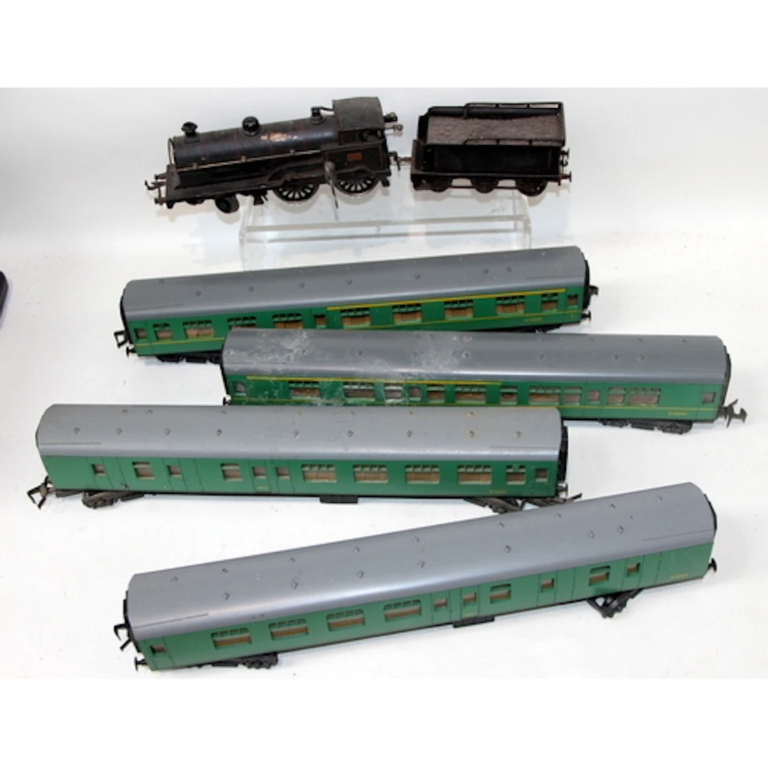 Vintage clockwork O Gauge locomotive and tender c/w four cor...