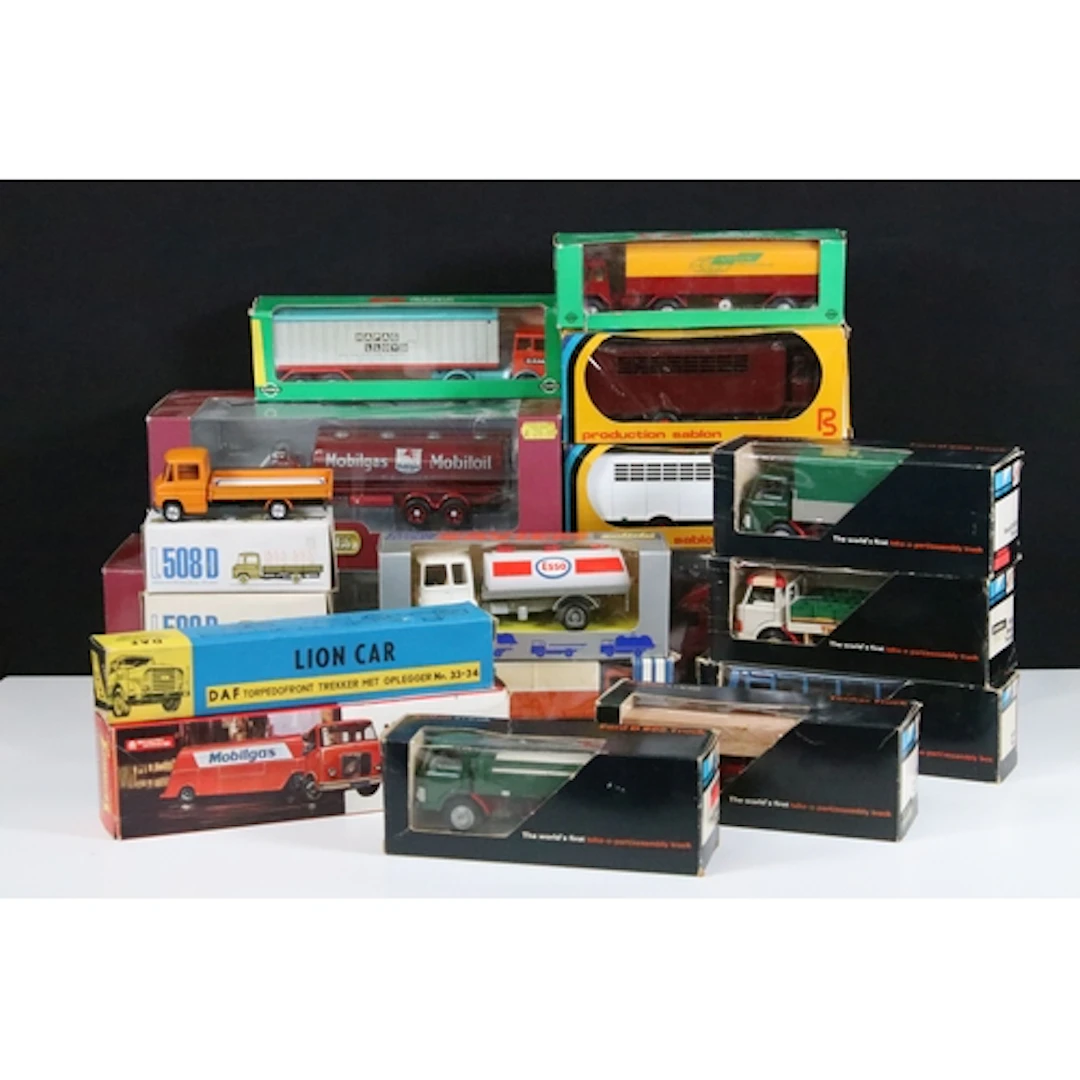 19 Boxed commercial and haulage diecast models to include 2 ...