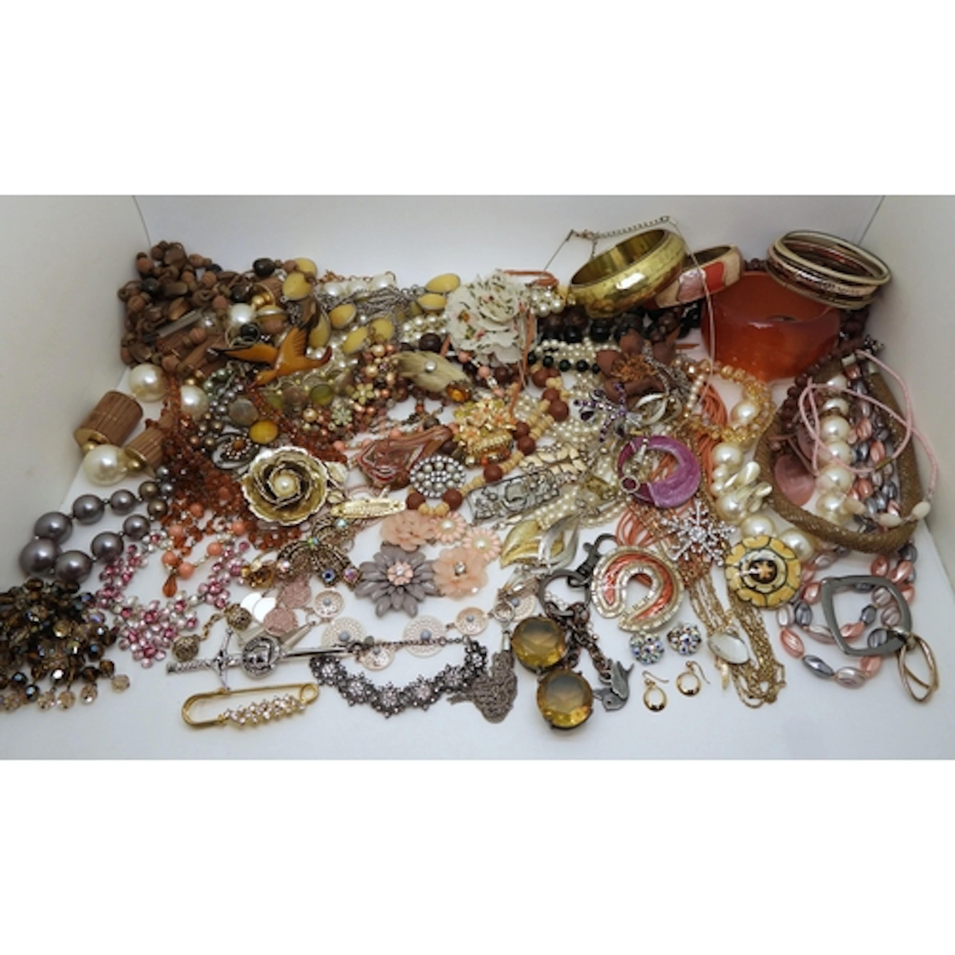 A collection of costume jewellery to include a Juicy Couture...
