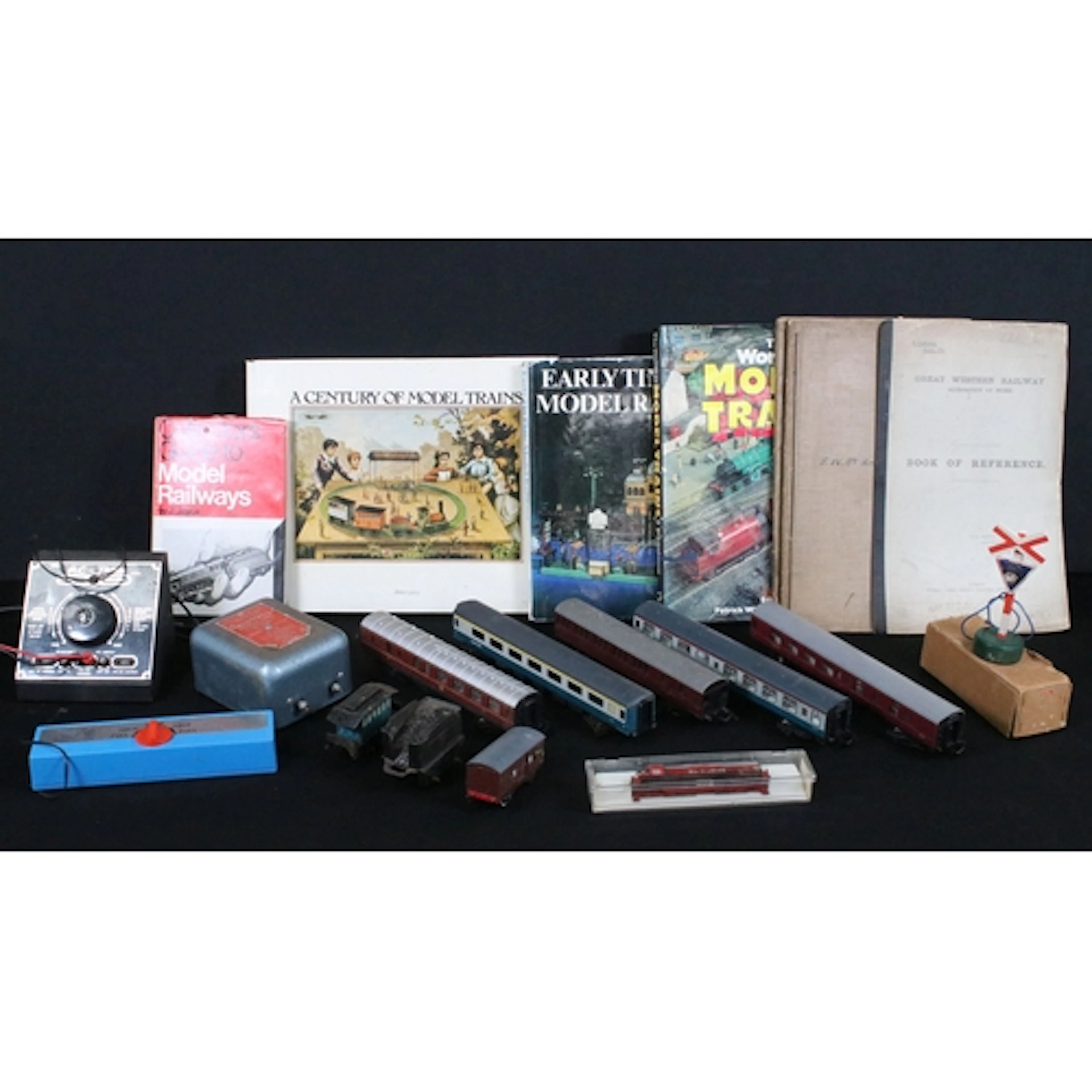 Group of model railway to include 6 x items of OO gauge roll...