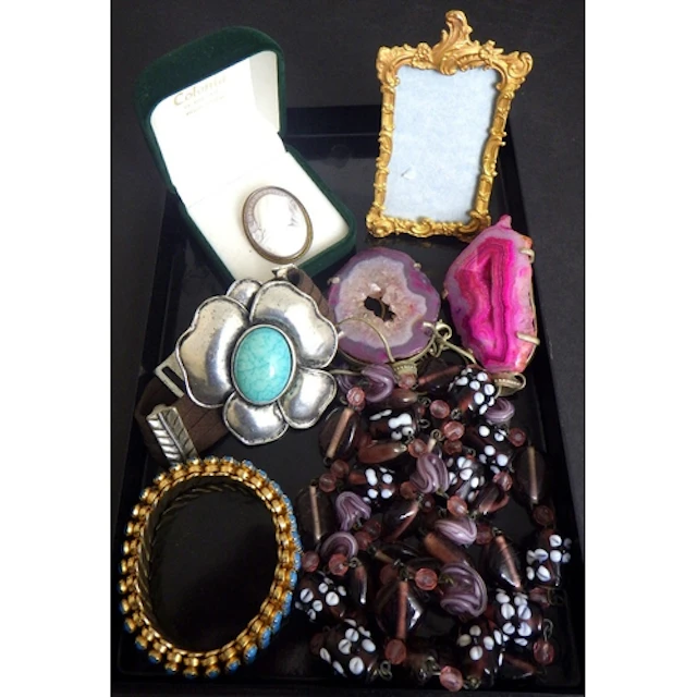 A group of costume jewellery to inc an Italian glass necklac...