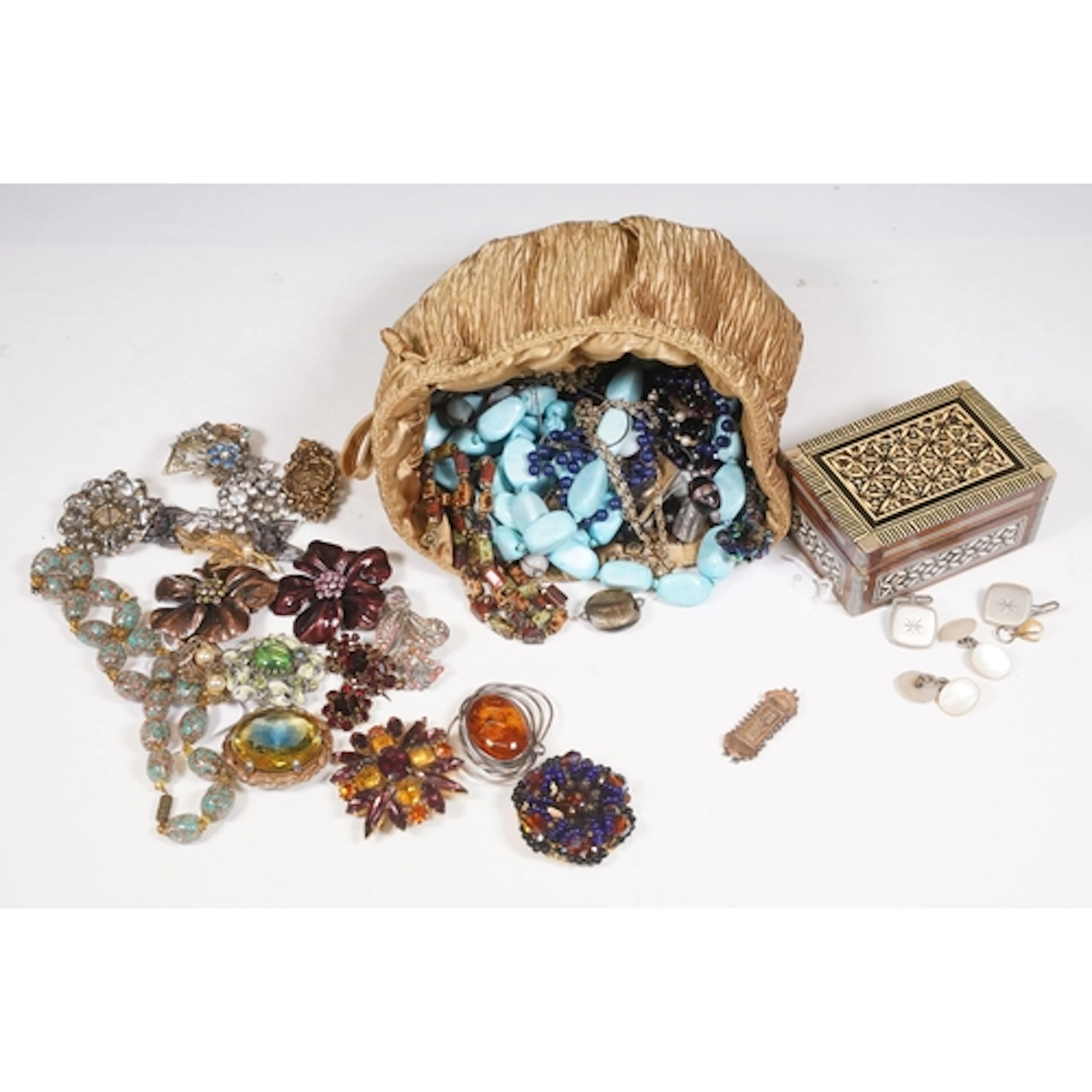 Collection of jewellery and costume jewellery, to comprise a...