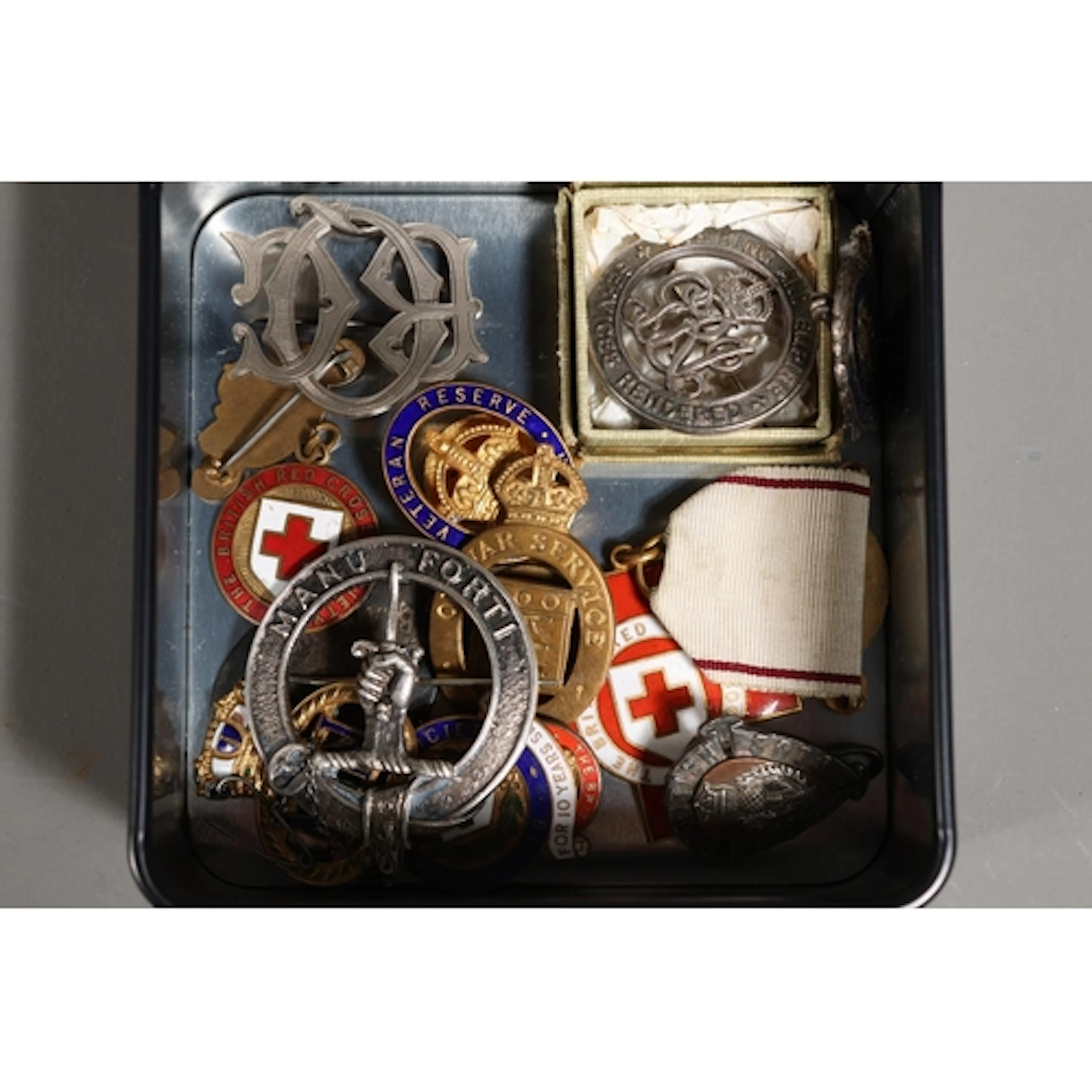Silver Scottish Makay clan badge with MANU FORTI motto, 15g....