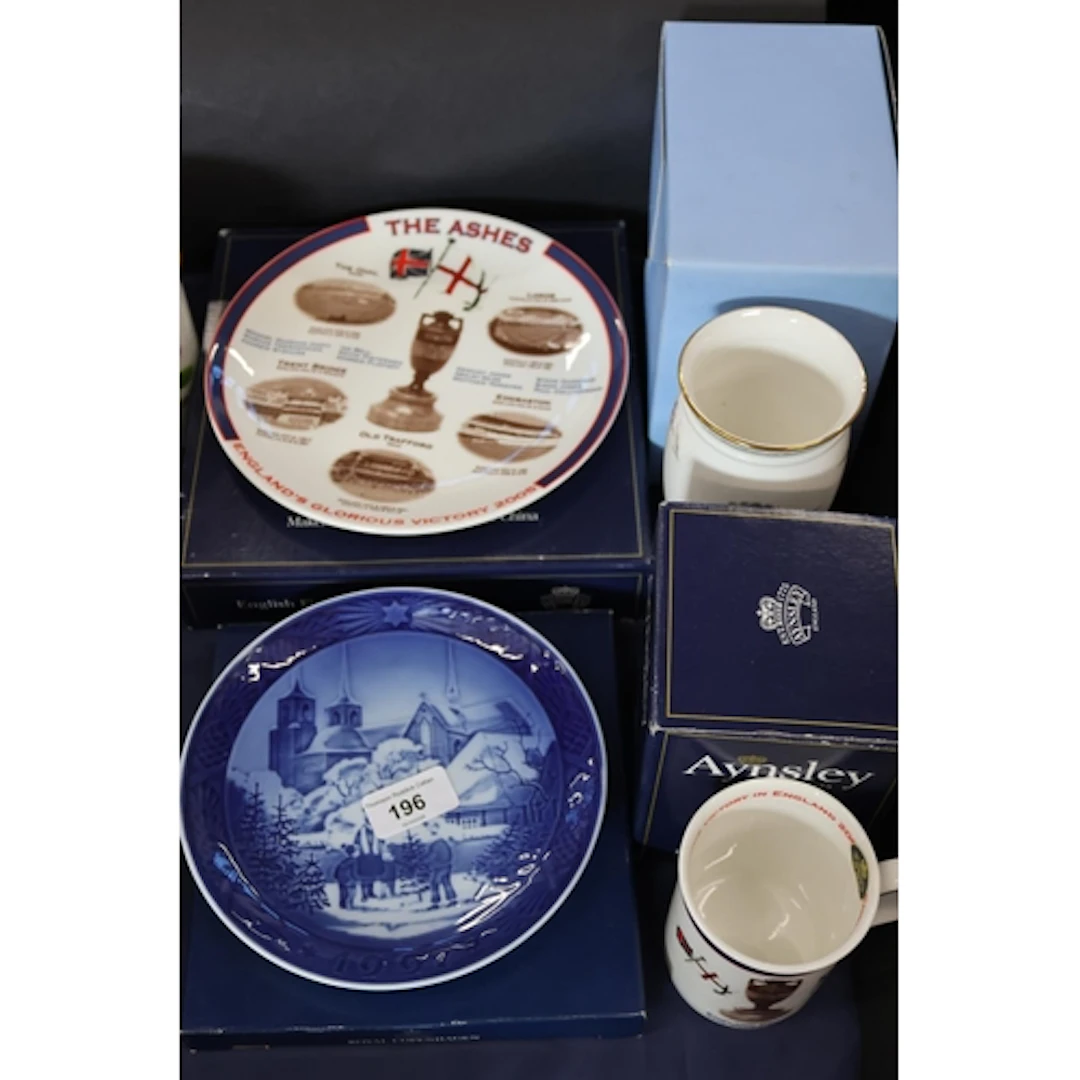 Decorative ceramics to include a Wedgwood Hummingbirds Vase,...