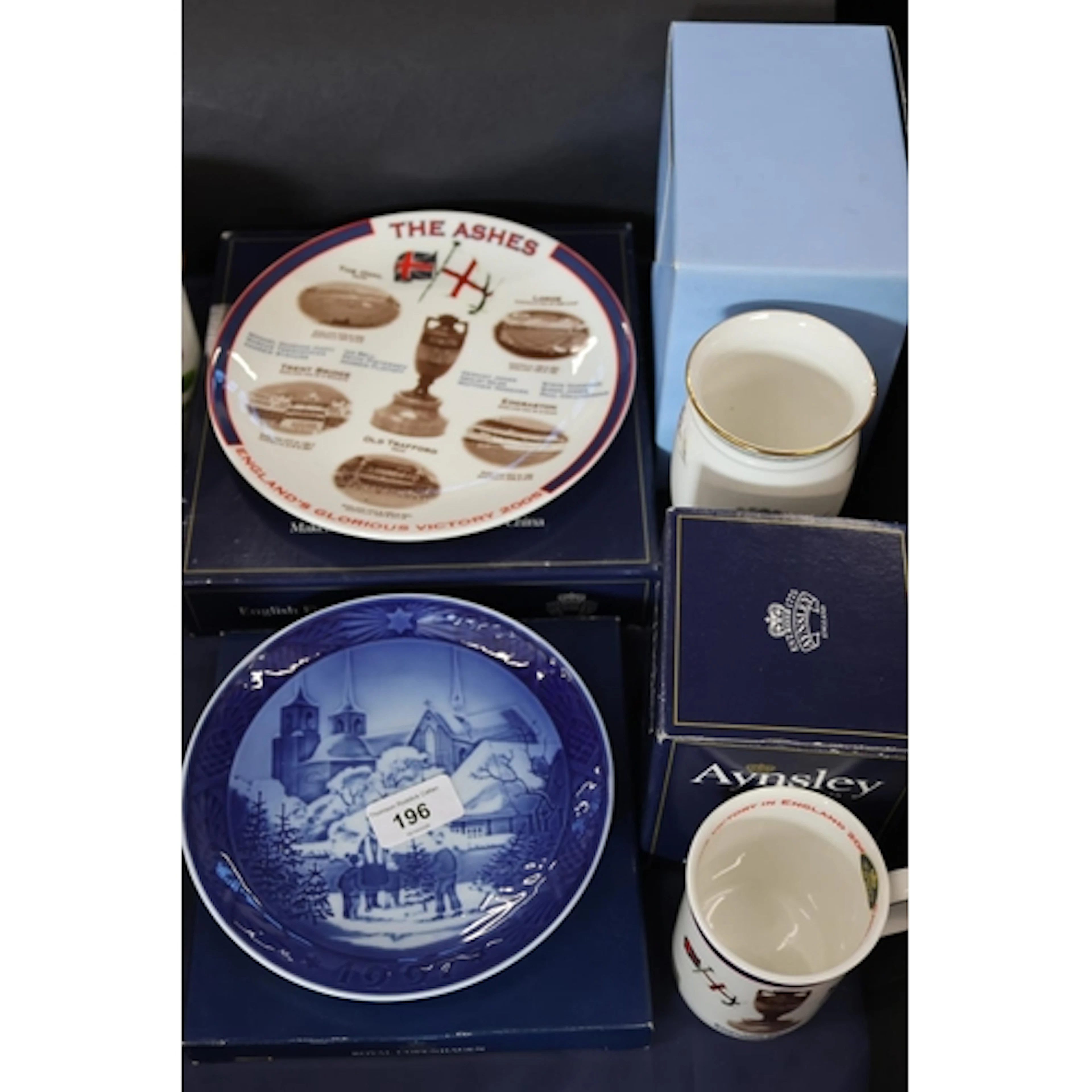 Decorative ceramics to include a Wedgwood Hummingbirds Vase,...