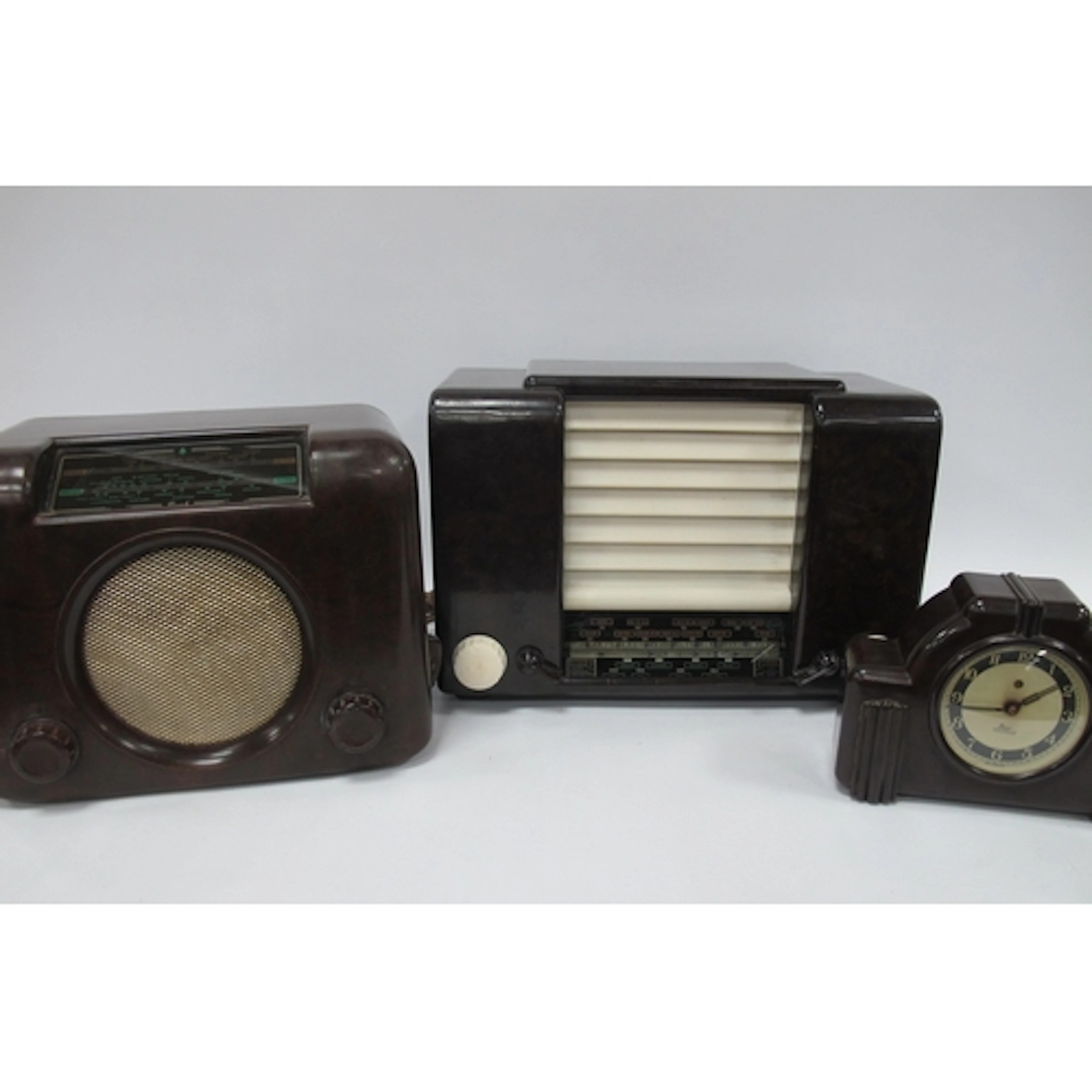 An 'Invicta' Cream and Brown Bakelite 1930s Vintage Radio an...