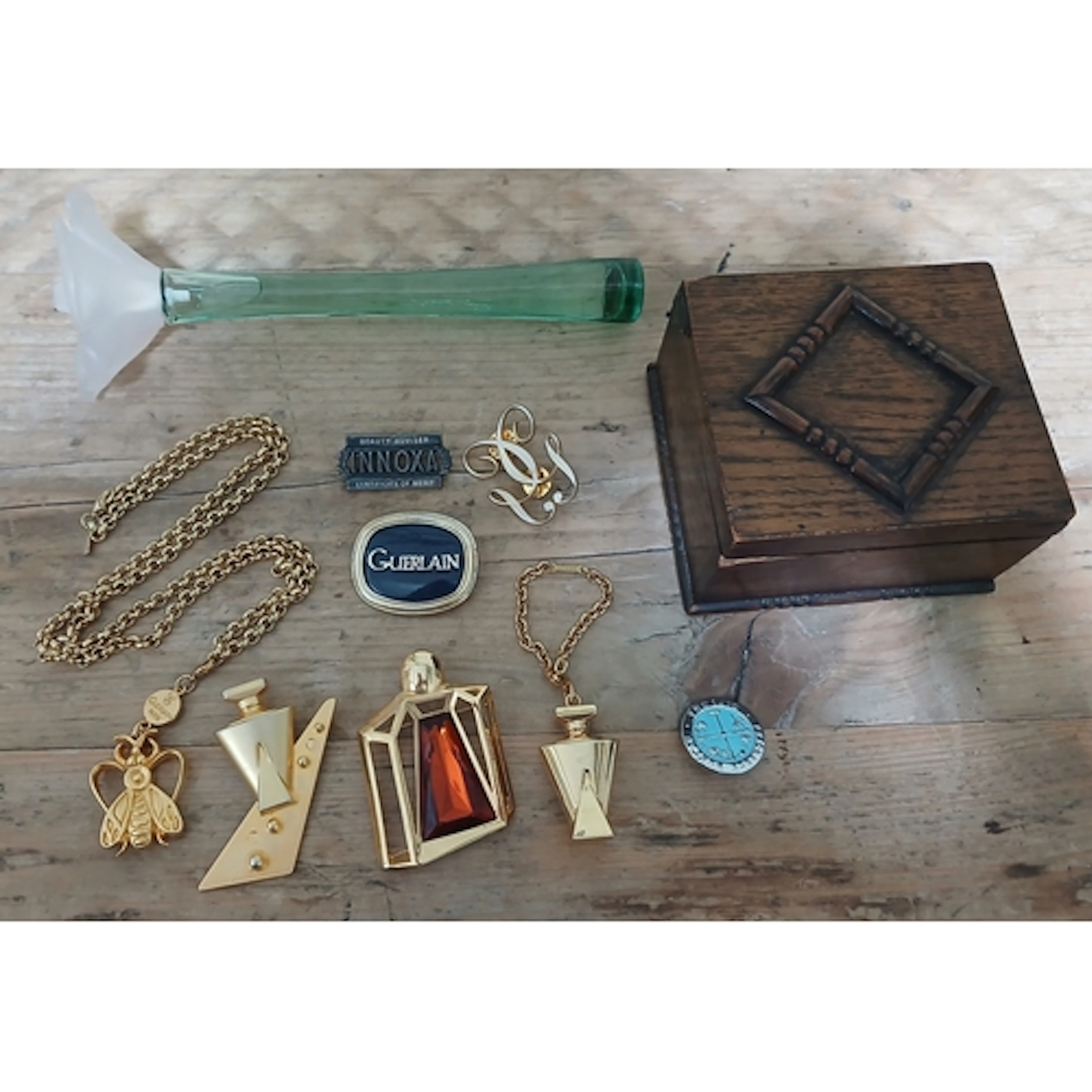 Guerlain, gold plated jewellery comprising a pendant necklac...