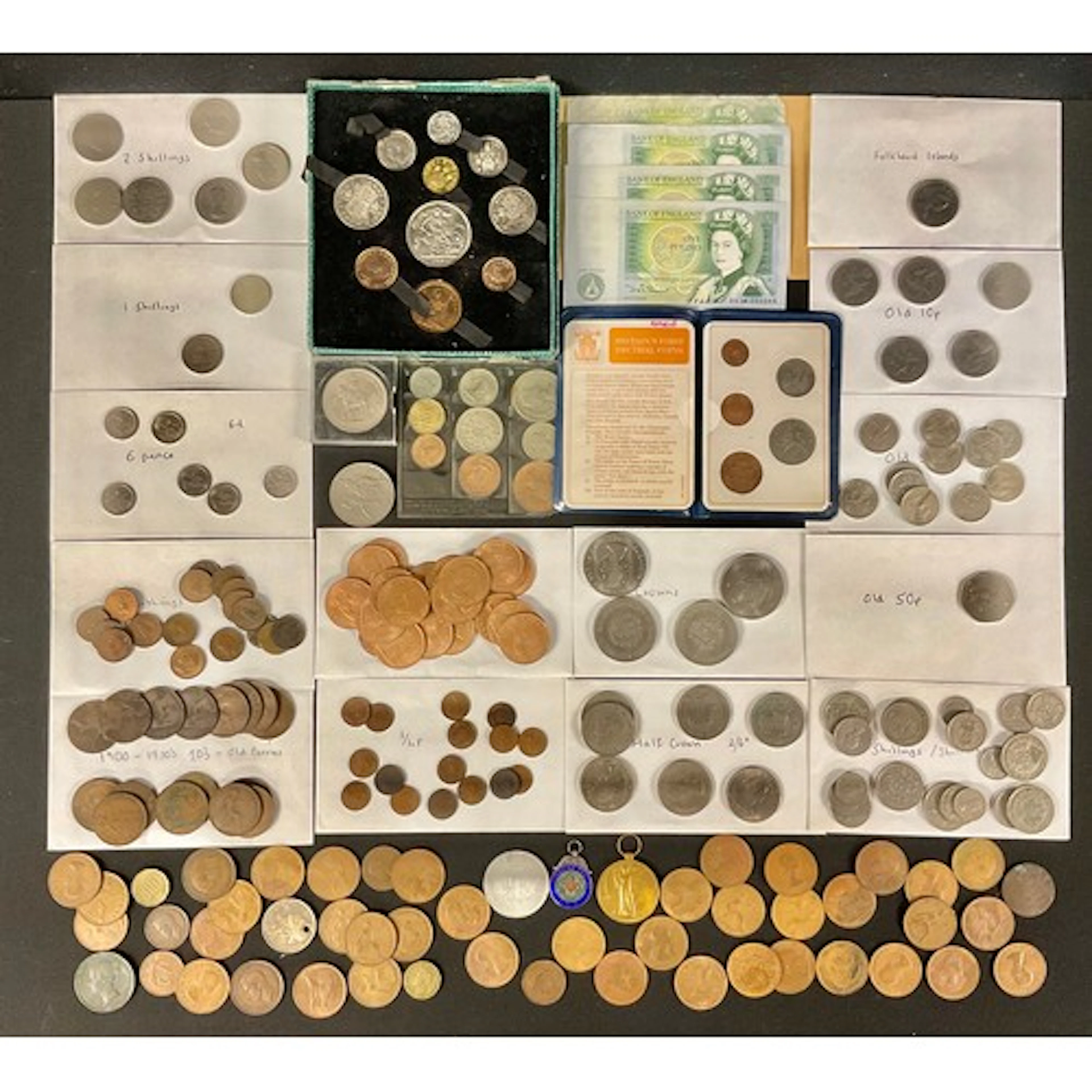 Numismatics & Notaphily - four £1.00, one pound notes, all D...
