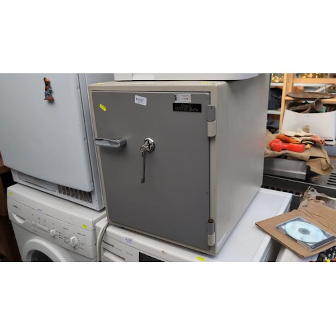 Fire-resistant data safe in painted steel, with a key-operat...