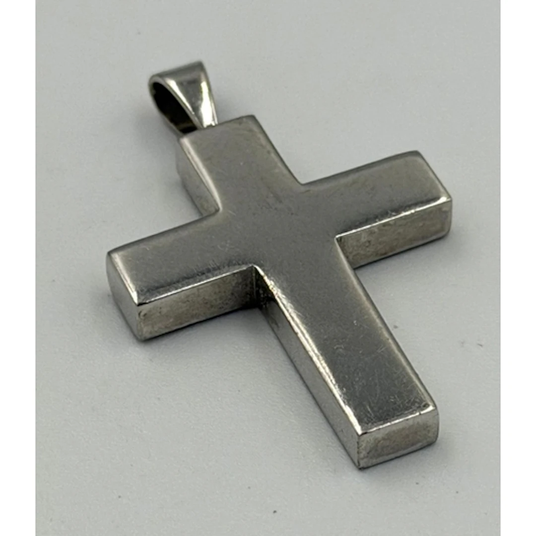 An 18ct white gold cross pendant, hallmarked 750, approximat...