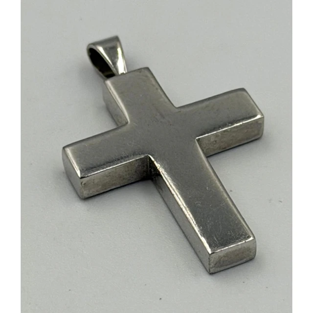 An 18ct white gold cross pendant, hallmarked 750, approximat...