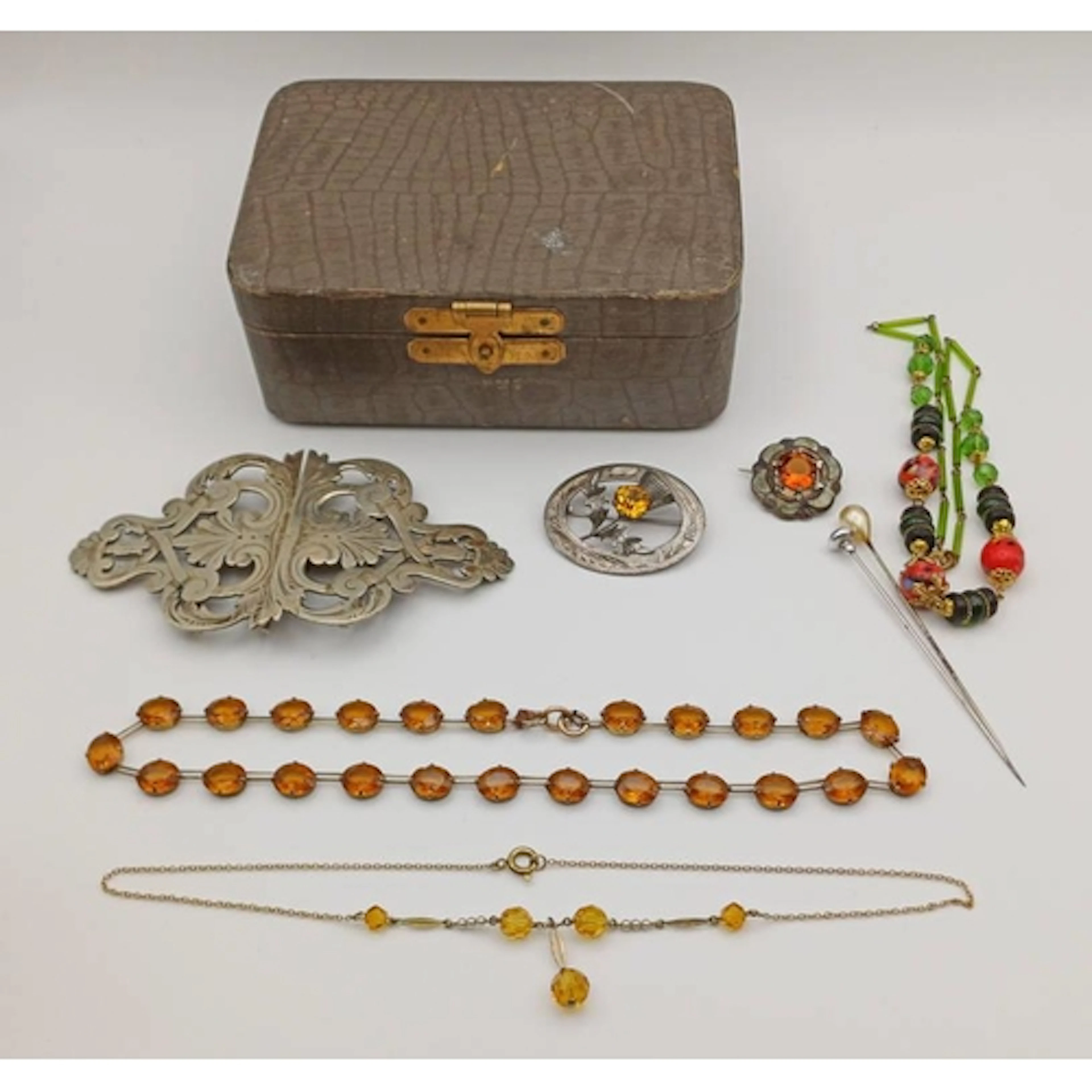 JEWELLERY BOX & CONTENTS TO INCLUDE SCOTTISH SILVER BROOCHES...