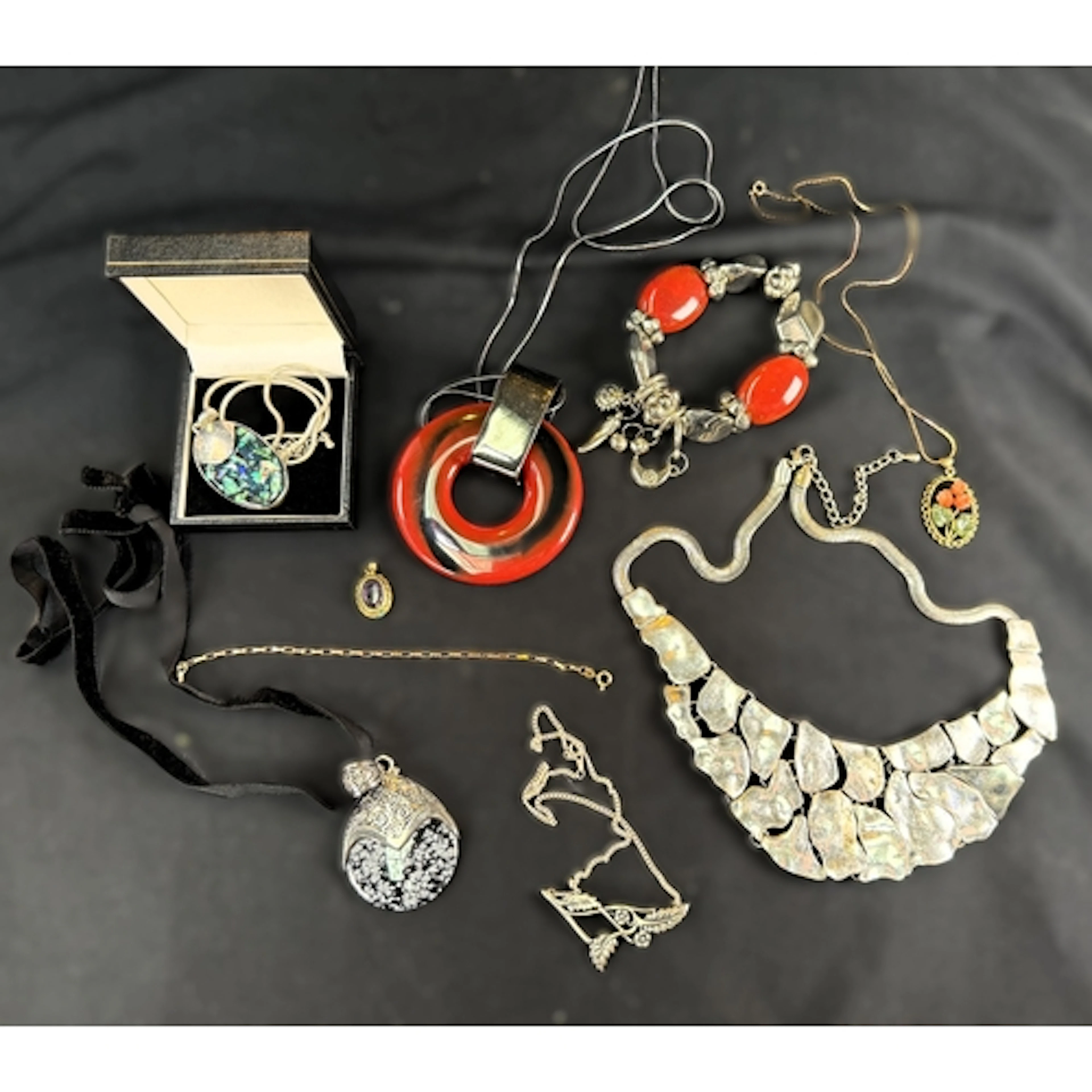 A heavy silver tone cobblestone 'bib' necklace, each piece n...