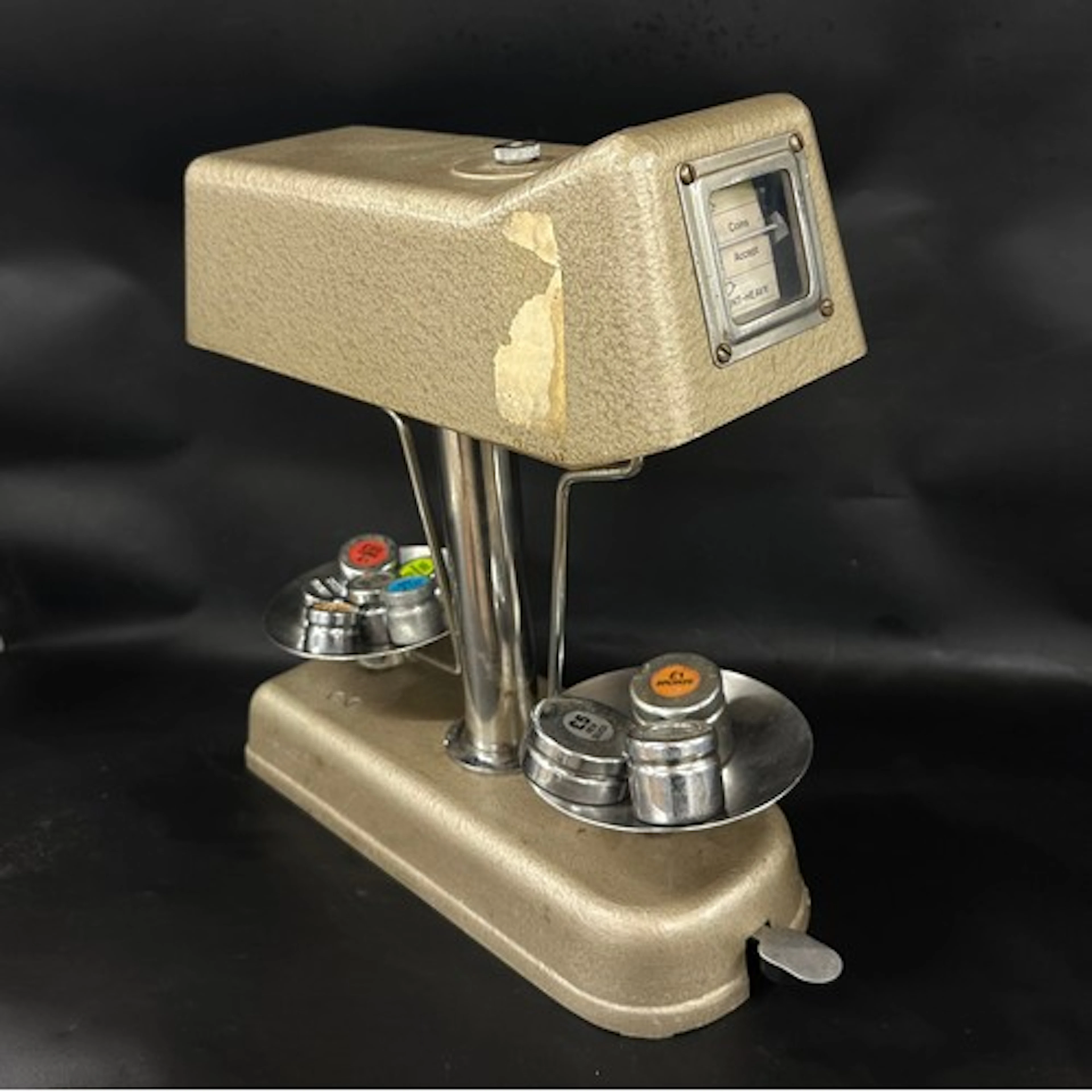 A set of weighing scales, for coins/banknotes
