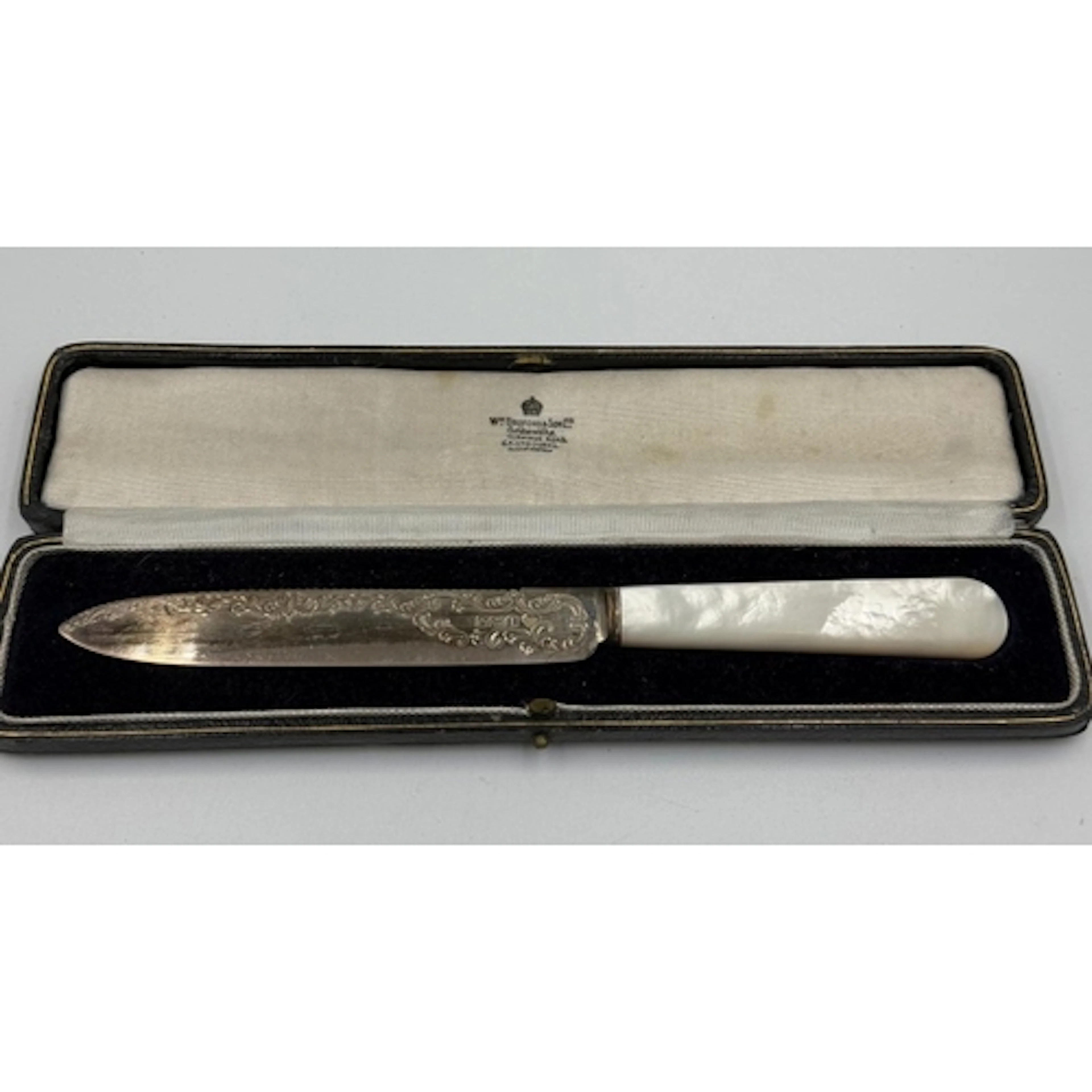 An antique silver cake knife with mother of pearl handle, ha...