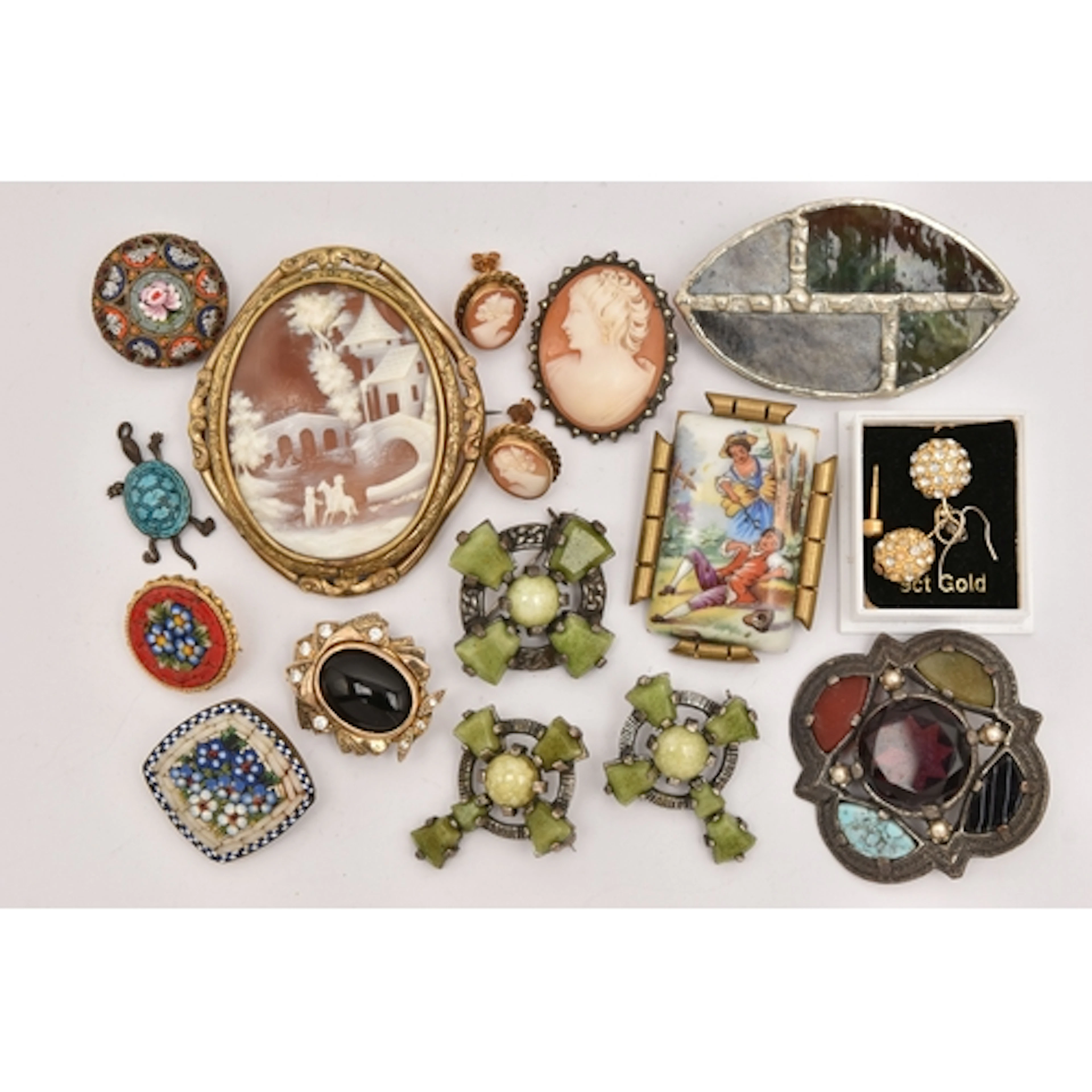 AN ASSORTMENT OF JEWELLERY, to include a pair of yellow meta...