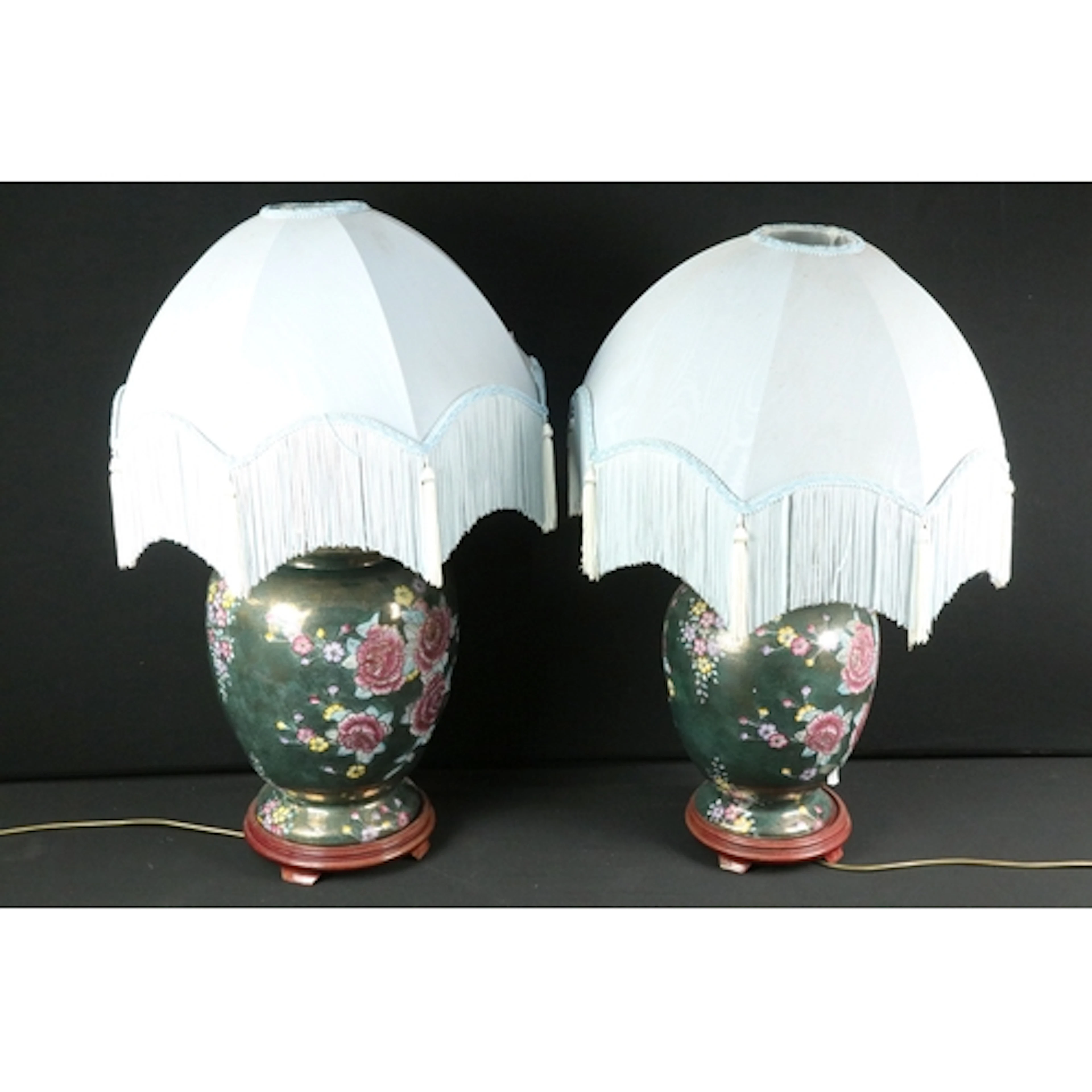Near pair of contemporary Chinese style porcelain table lamp...