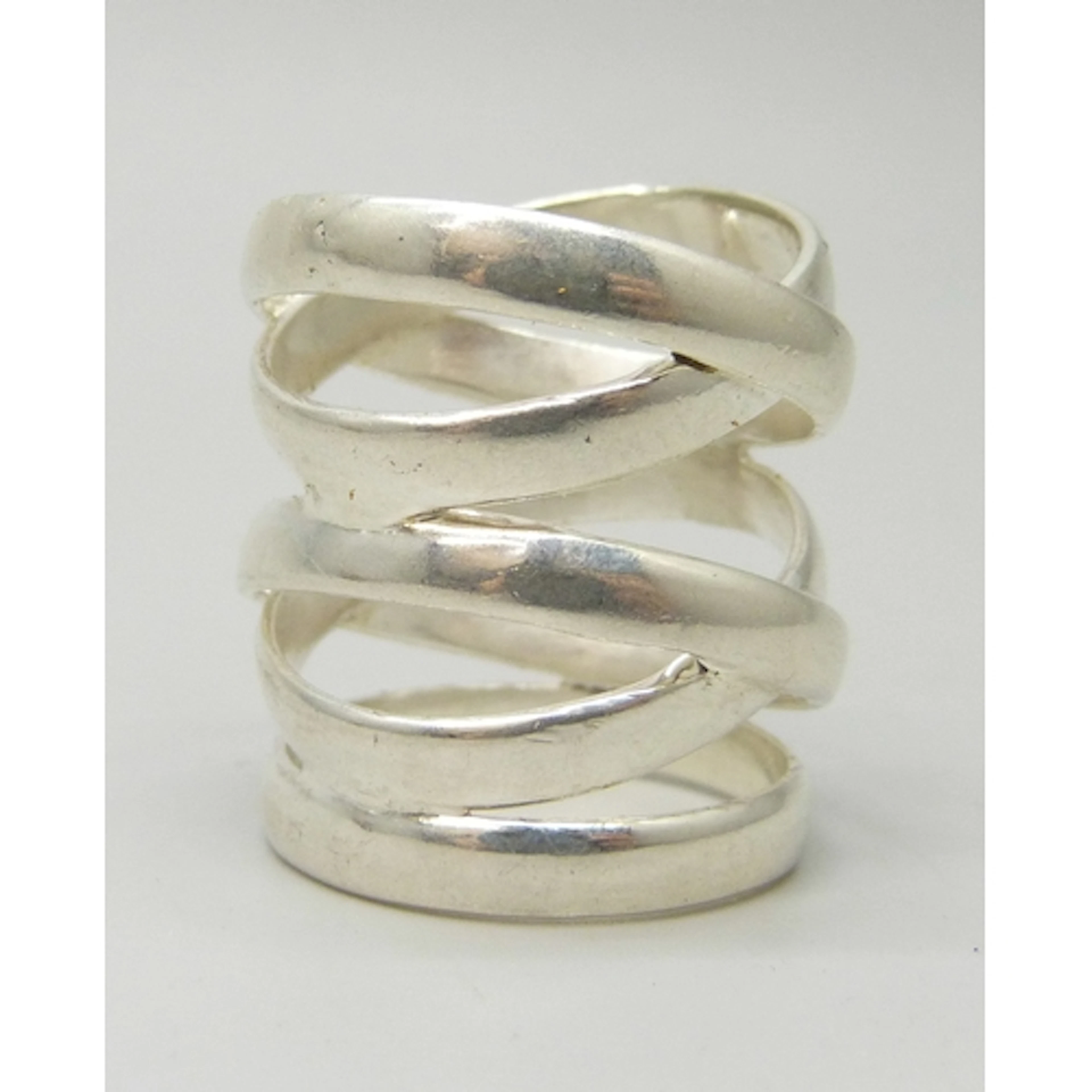 A white metal statement spring style ring, marked 925, 13g, ...