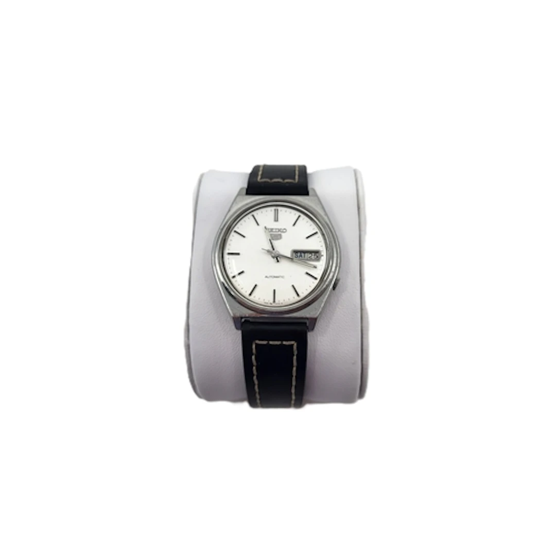 A SEIKO 5 AUTOMATIC DAY/DATE WATCH, black leather strap, bat...