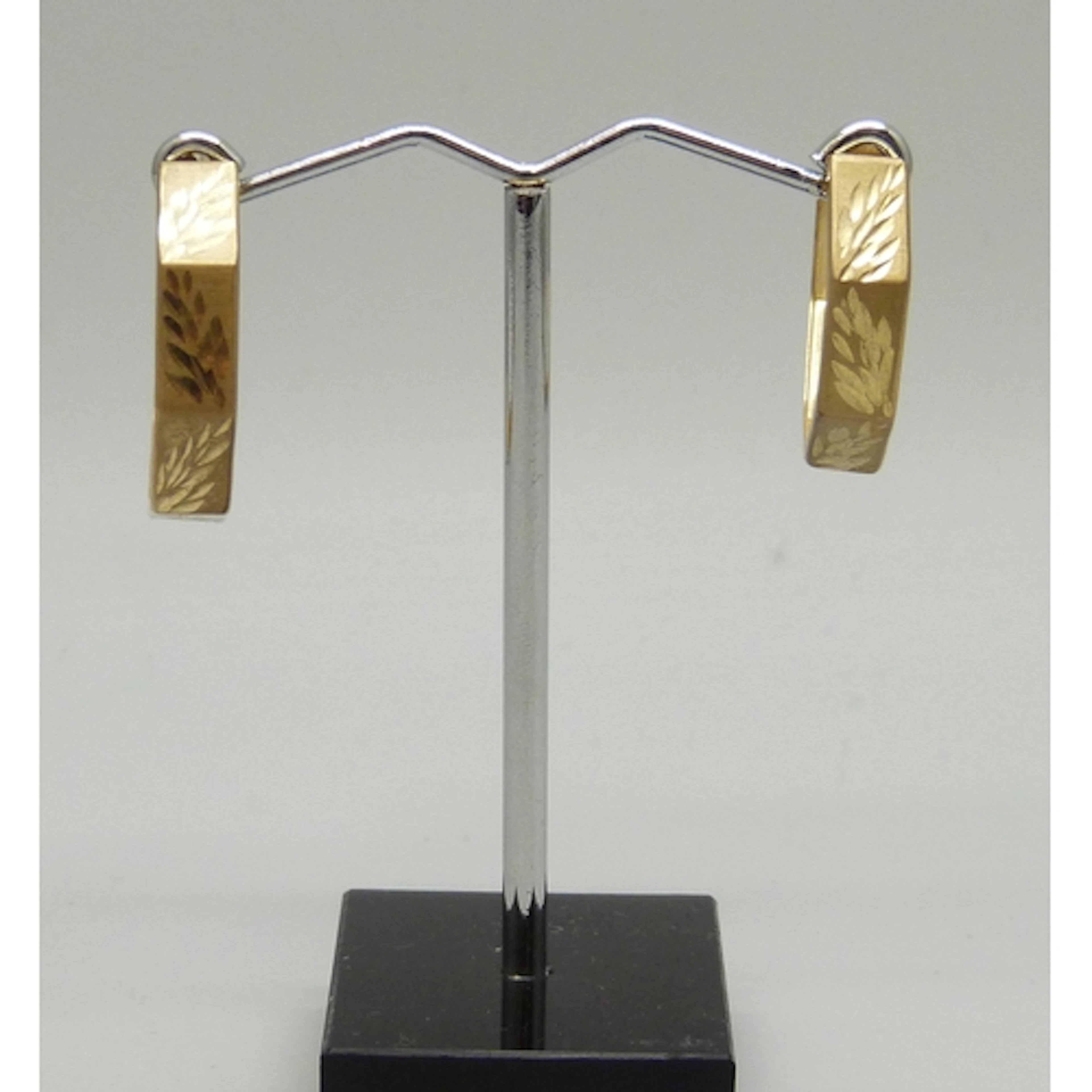 A pair of 9ct gold hoop earrings, 1.6g, 2.5cm