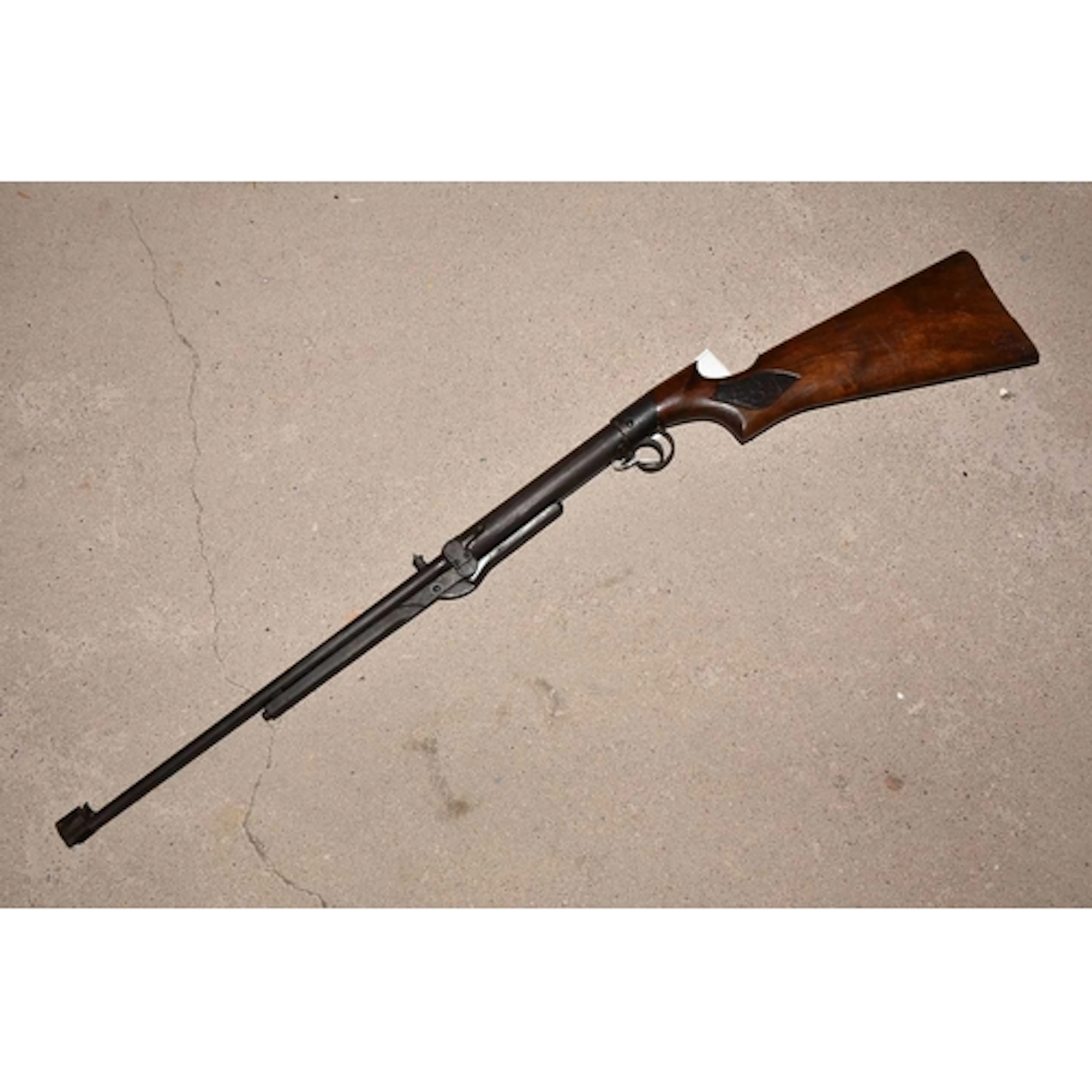 A VINTAGE BSA .177 UNDER LEVER AIR RIFLE, serial number L386...