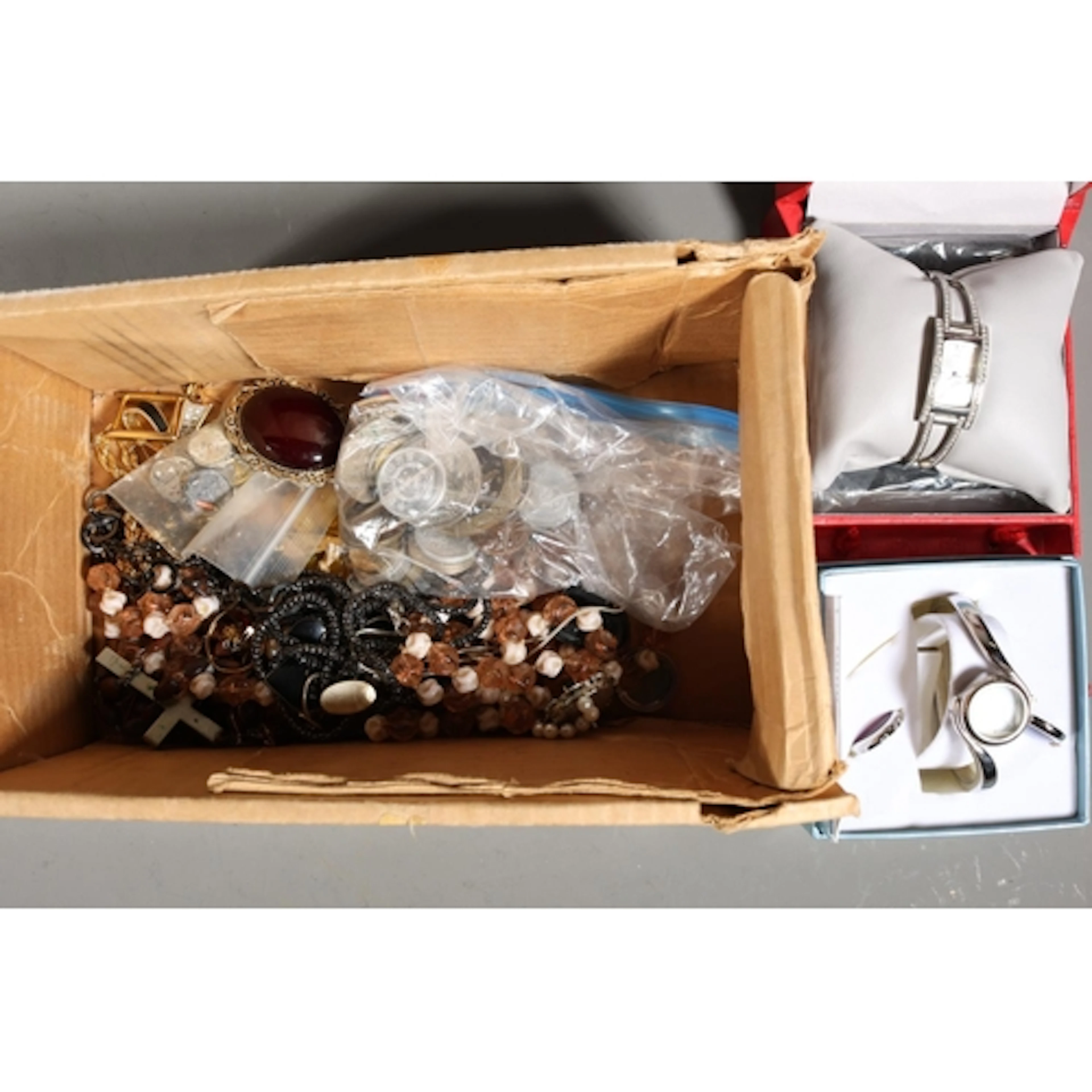 Costume jewellery to include a Ladies Carvel wristwatch boxe...