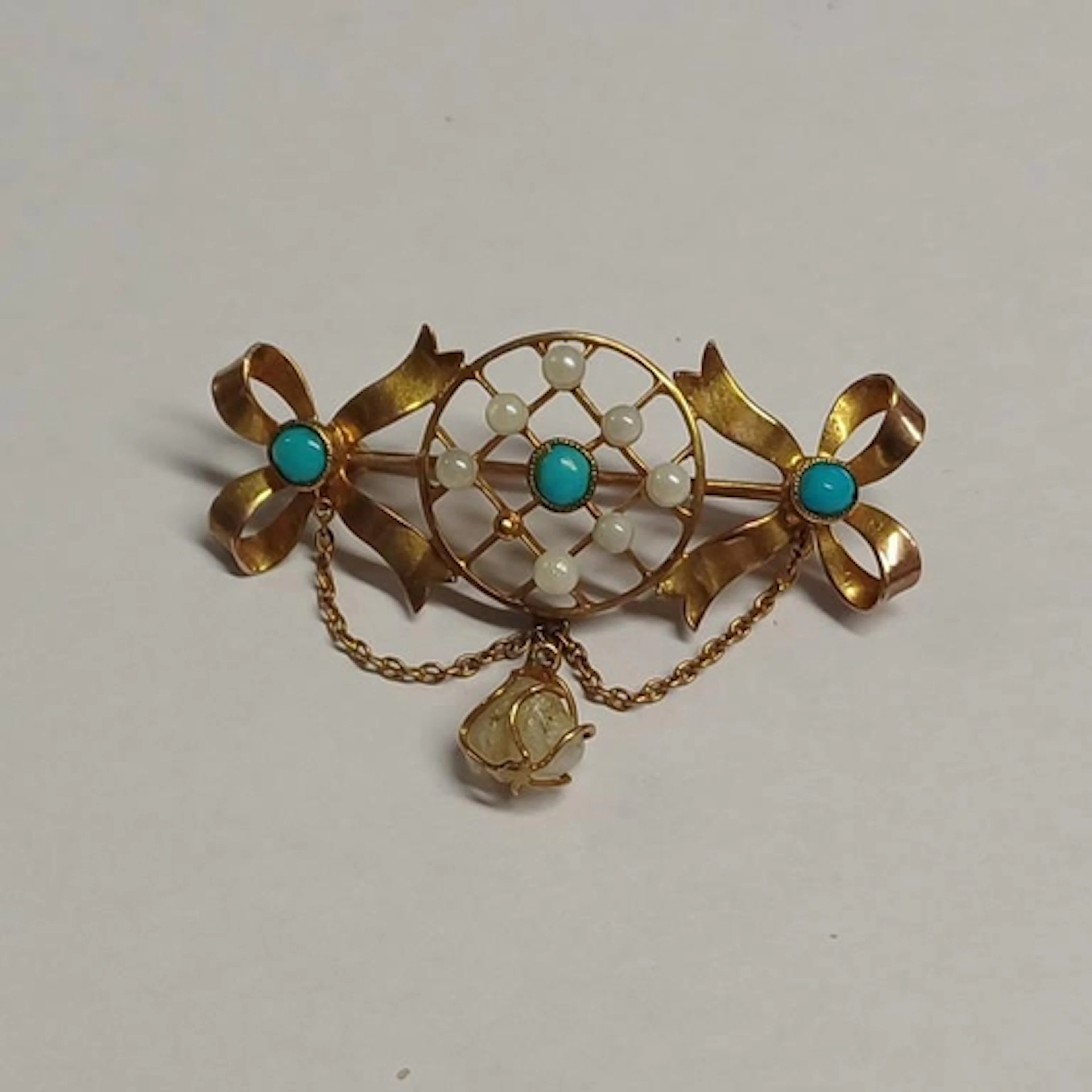 EARLY 20TH CENTURY 9CT GOLD PEARL & TURQUOISE BOW BROOCH, SE...