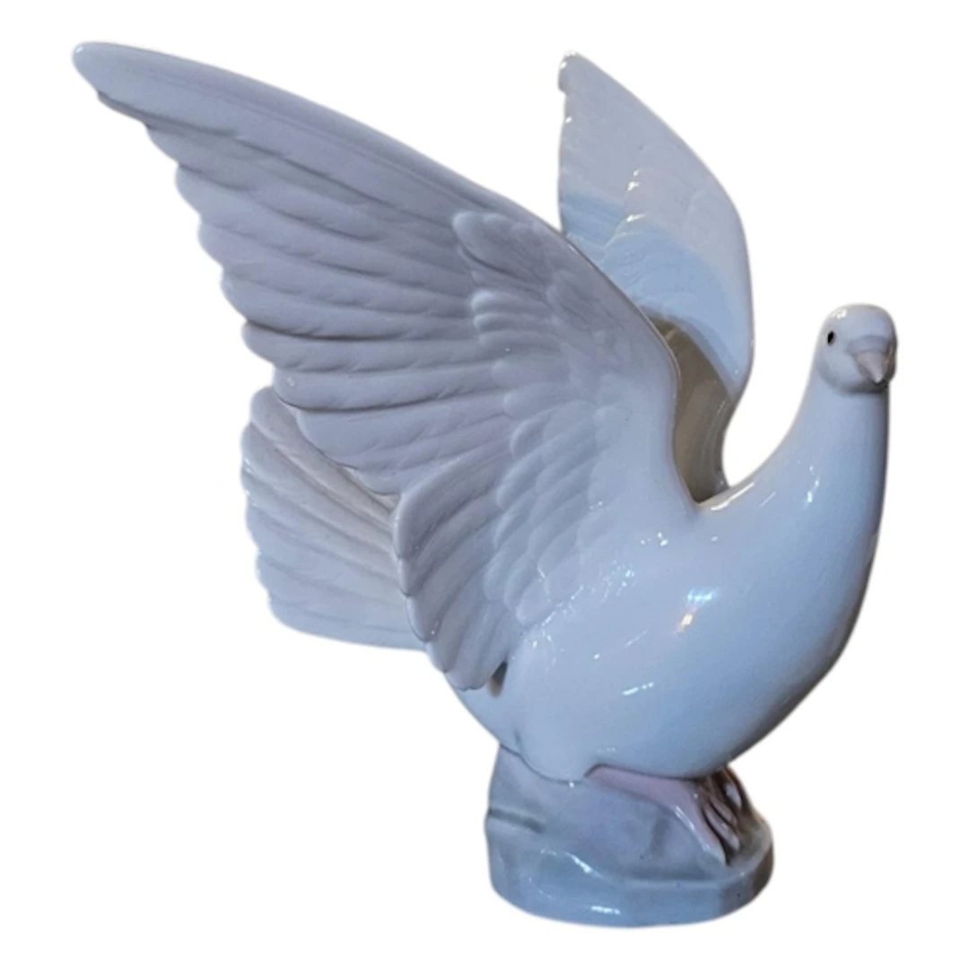 LLADRO, A VINTAGE PORCELAIN BIRD FIGURE Titled ‘Dove in Flig...