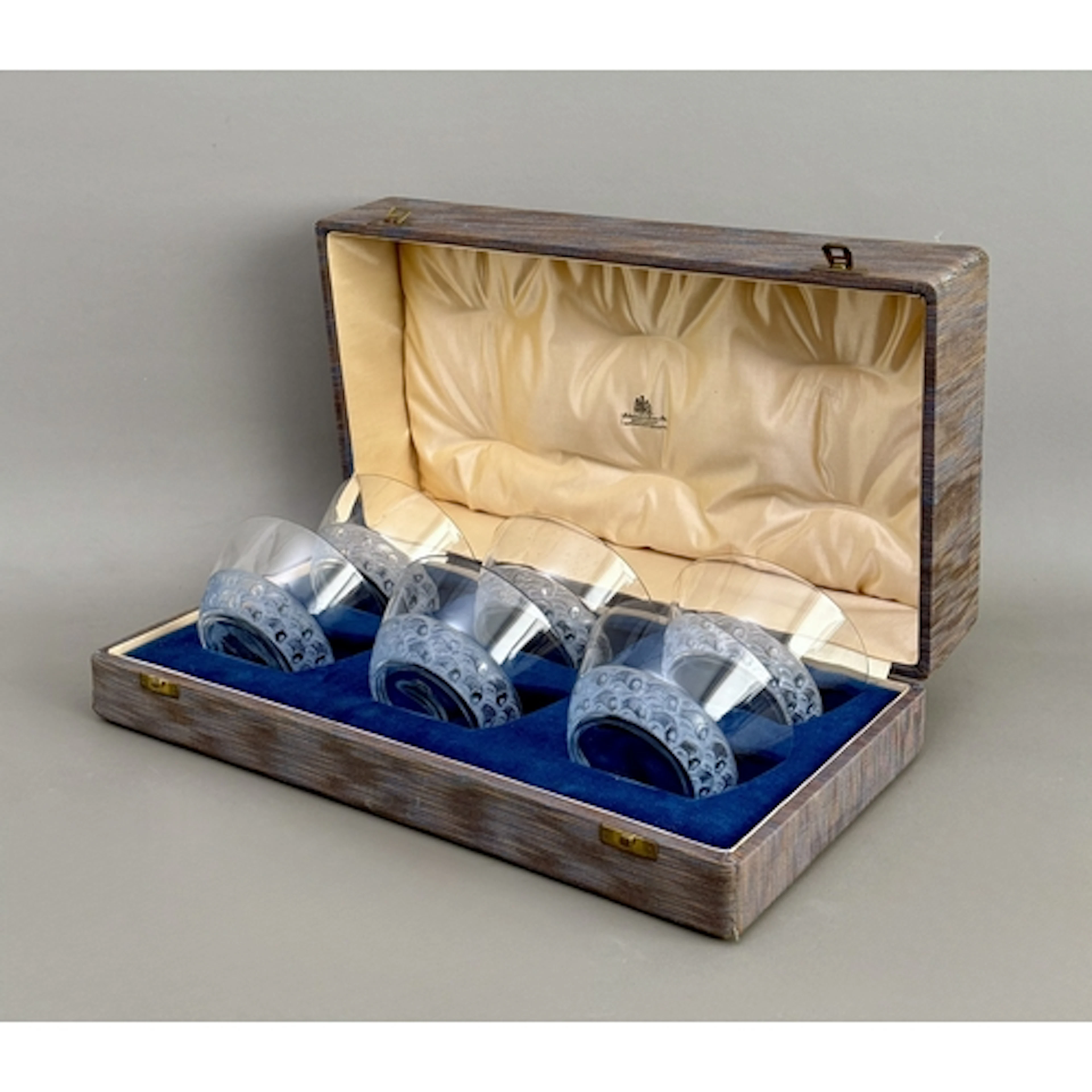 A cased set of six Lalique 'Pouilly' dessert bowls - clear a...