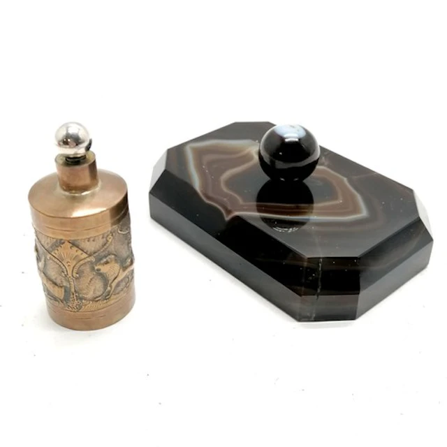 Antique banded agate desk weight (11cm x 7.3cm & has crack w...