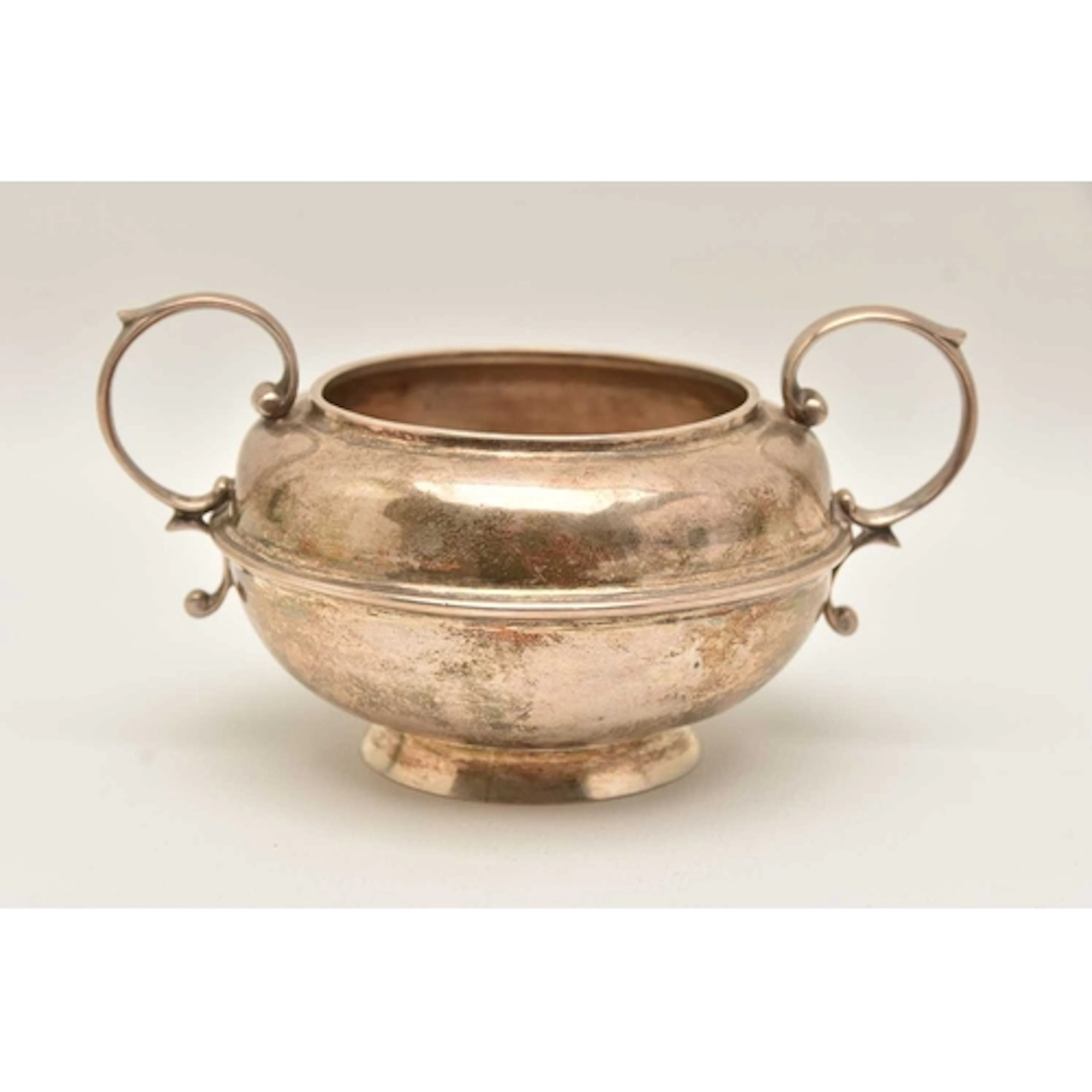 AN EARLY 20TH CENTURY SILVER TWIN HANDLED BOWL, fitted with ...