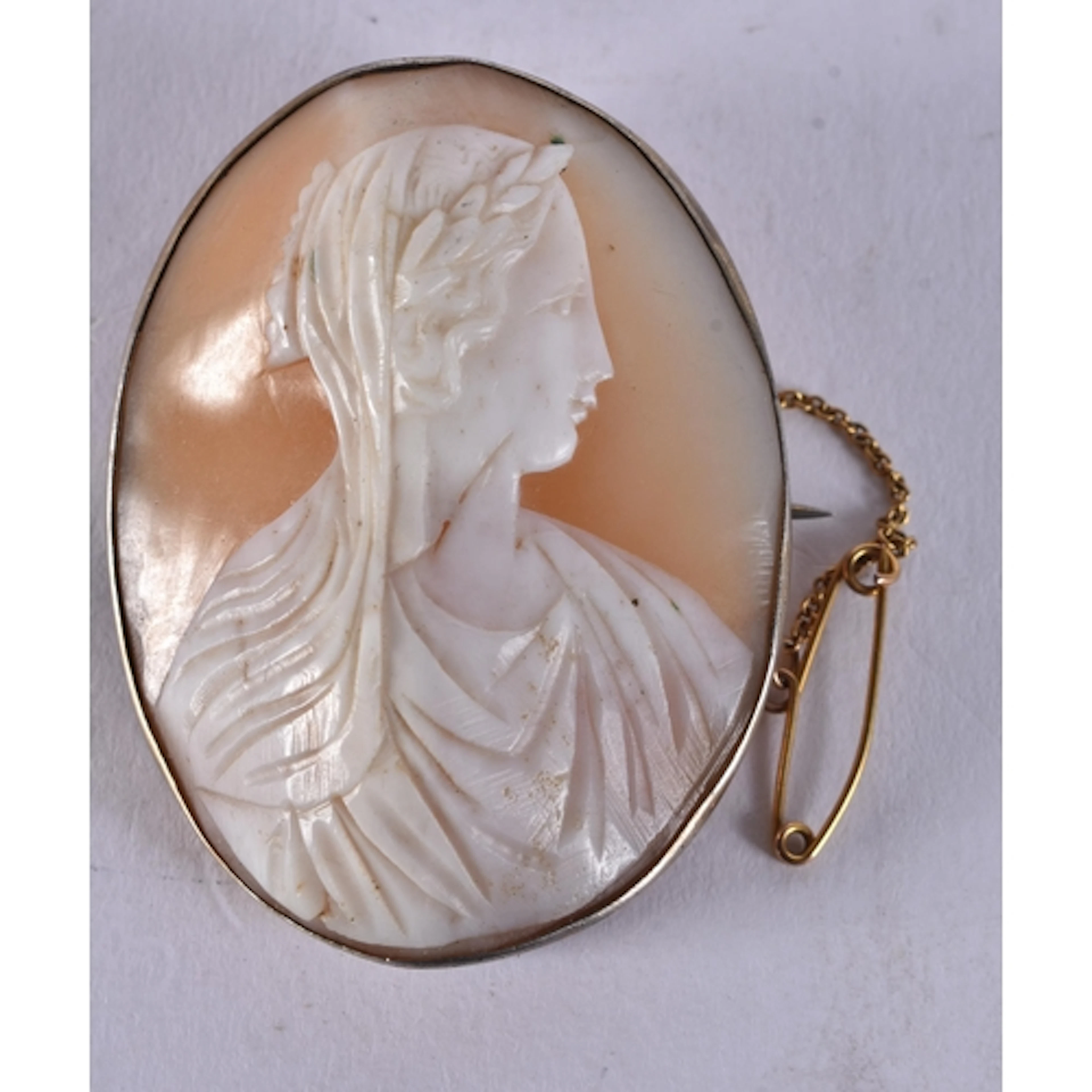 AN ANTIQUE CAMEO BROOCH. 11.2 grams. 4.75 cm x 3.5 cm.