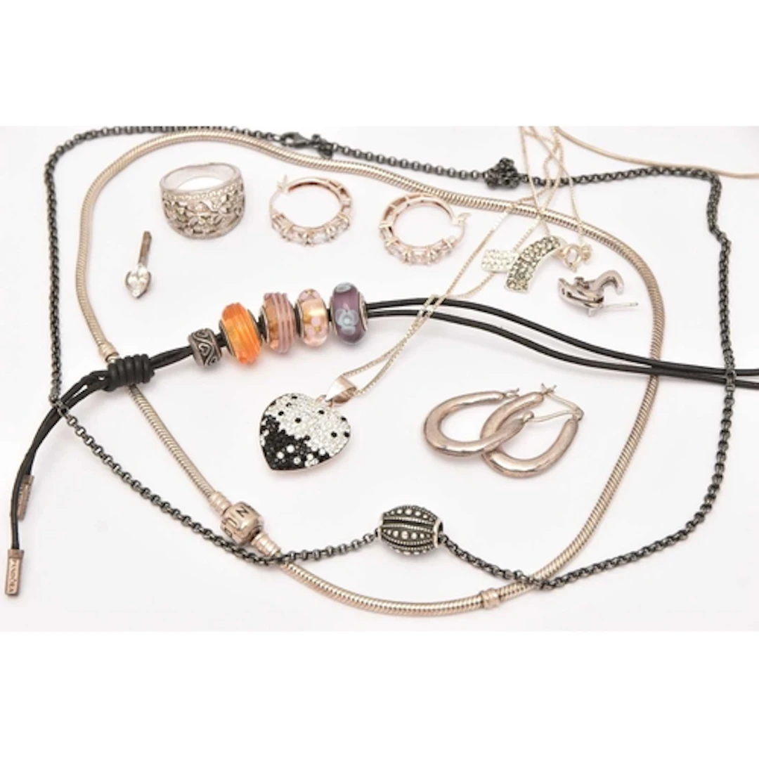 AN ASSORTMENT OF JEWELLERY, to include a 'Pandora' charm nec...