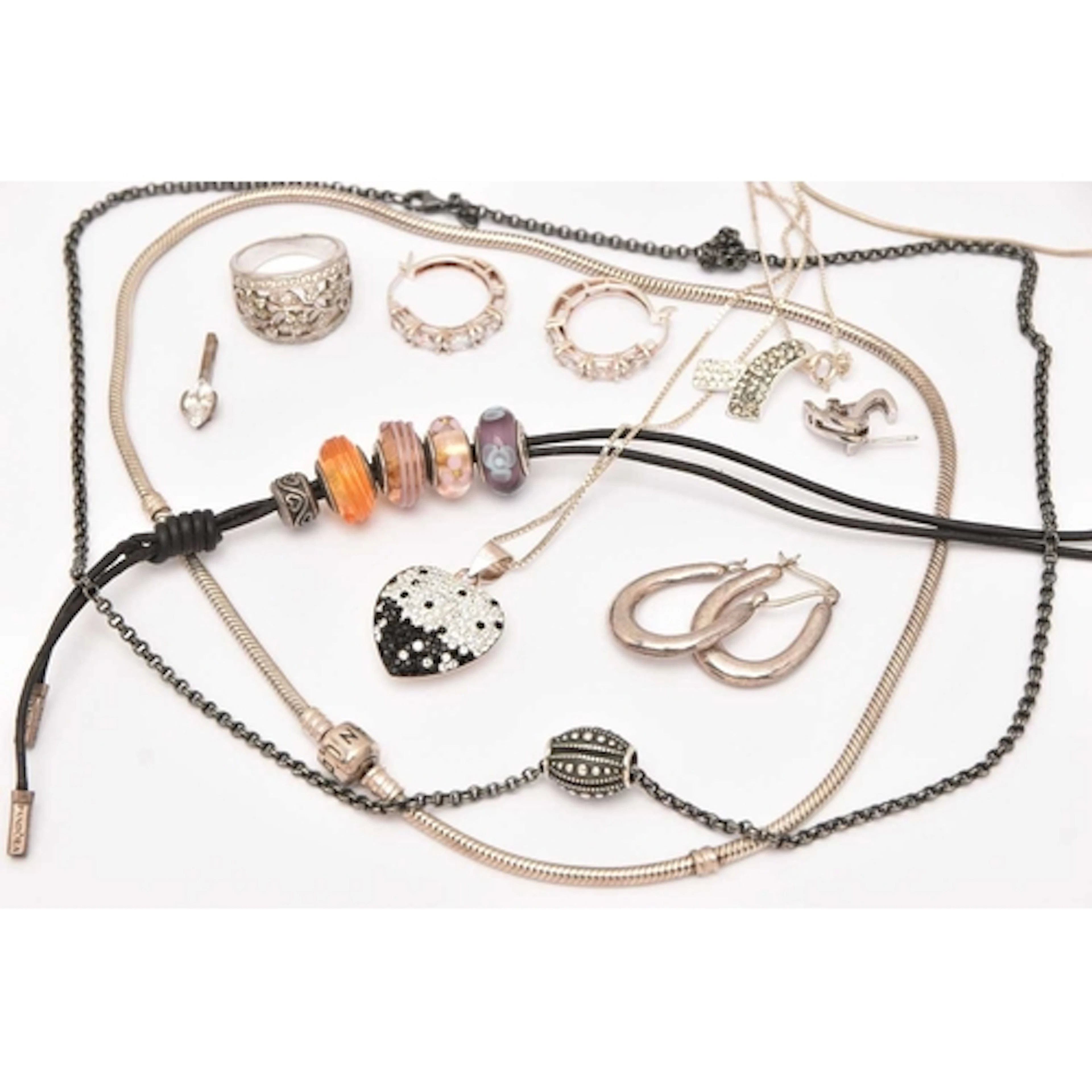 AN ASSORTMENT OF JEWELLERY, to include a 'Pandora' charm nec...