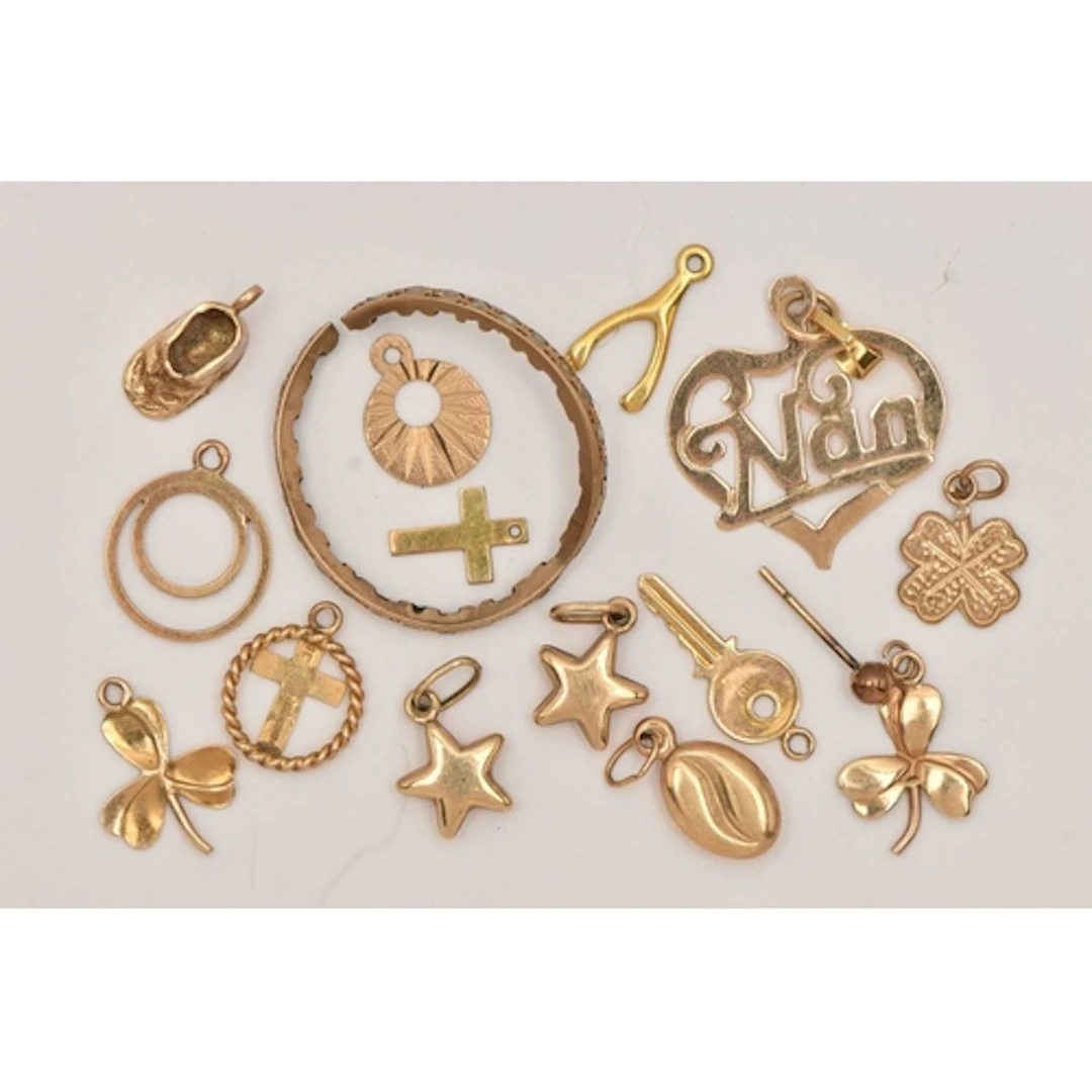 AN ASSORTMENT OF YELLOW METAL JEWELLERY, to include an AF ye...