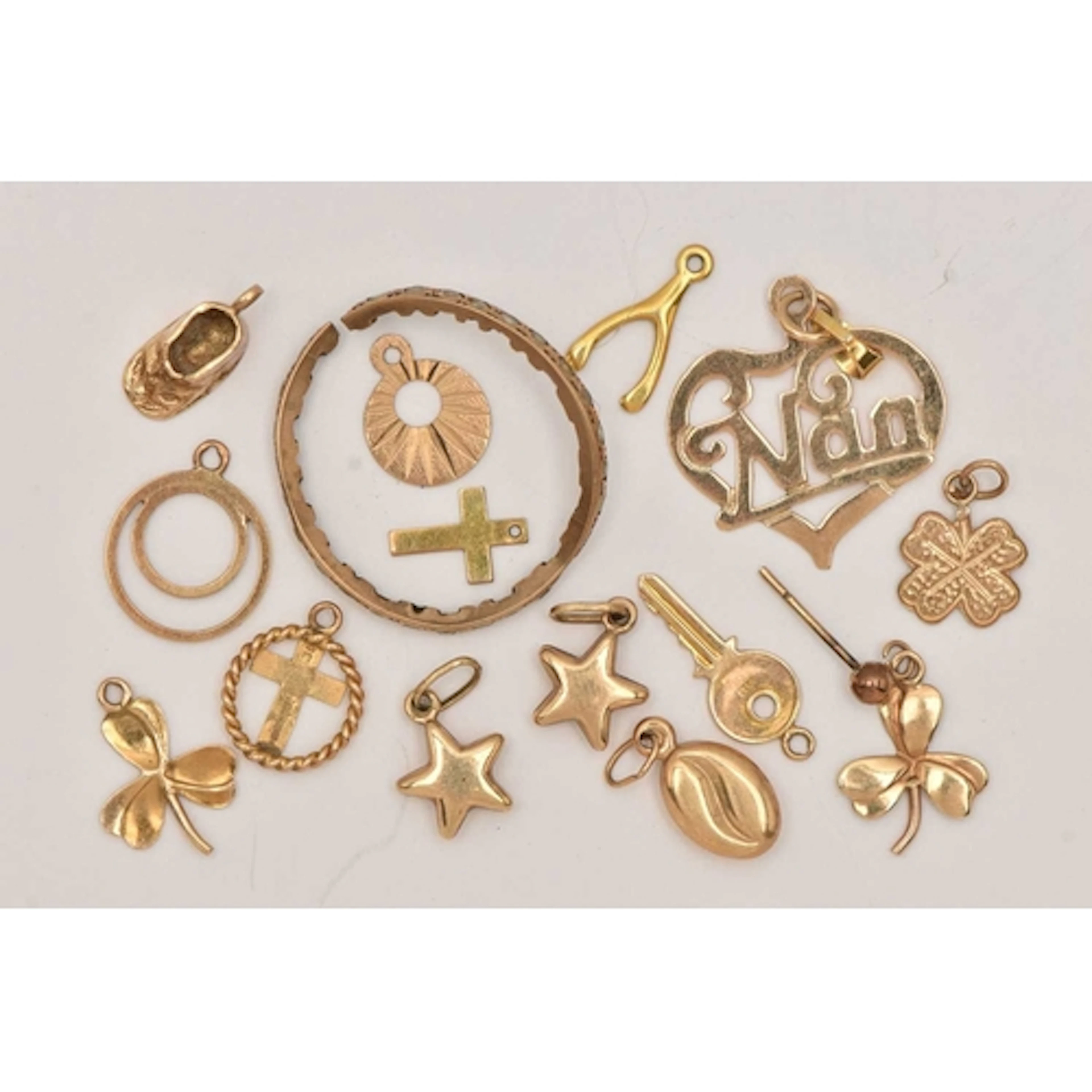AN ASSORTMENT OF YELLOW METAL JEWELLERY, to include an AF ye...