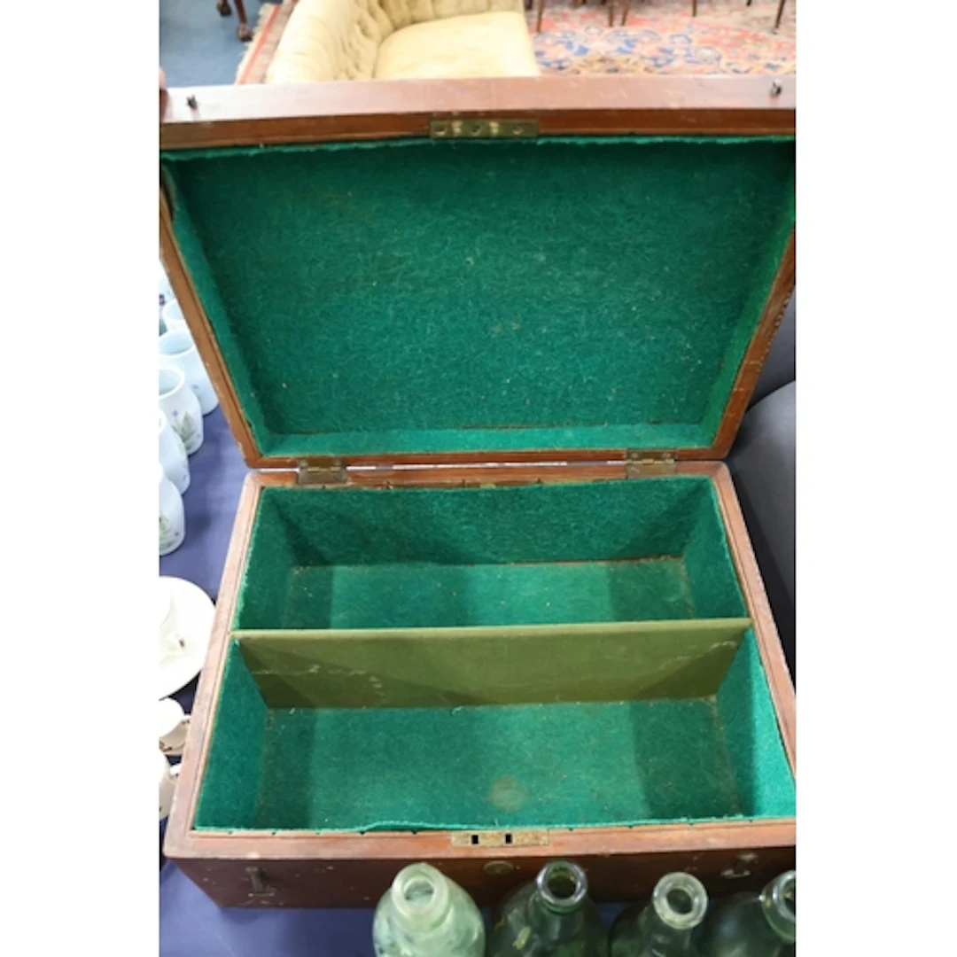 Mahogany canteen box of rectangular form.