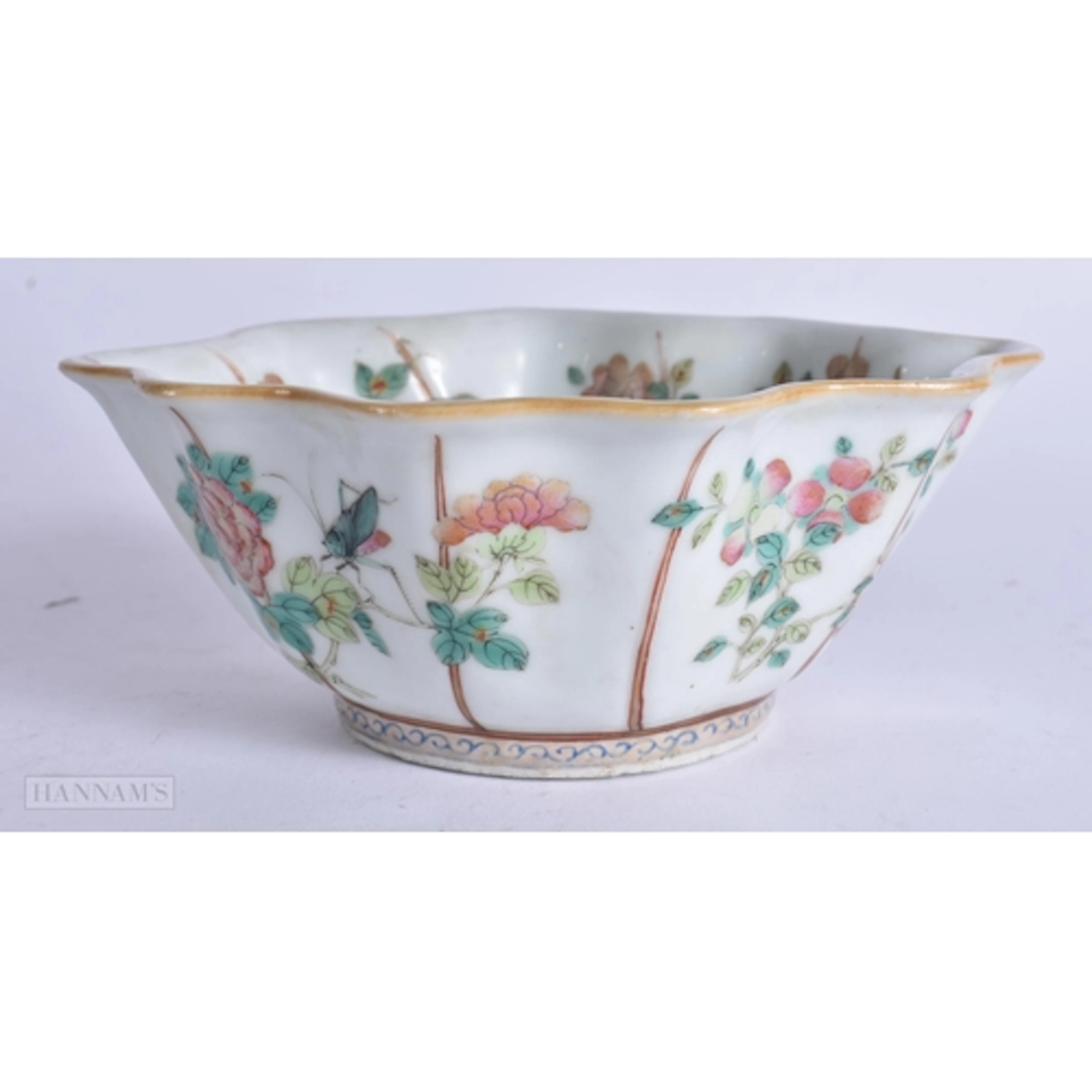 A 19TH CENTURY CHINESE FAMILLE ROSE PORCELAIN LEAF SHAPED BO...