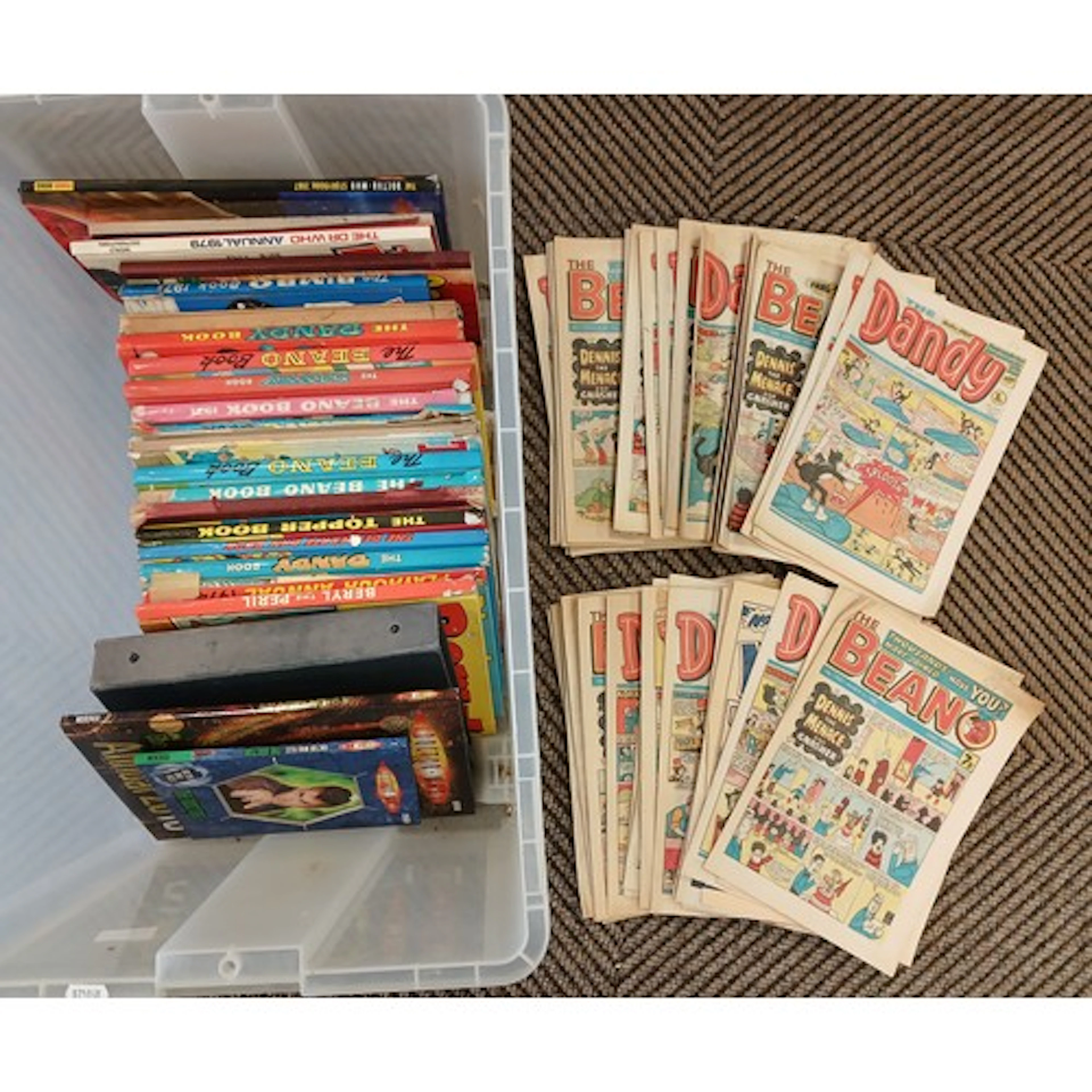 Box of assorted childrens annuals to include Dandy, Beano et...