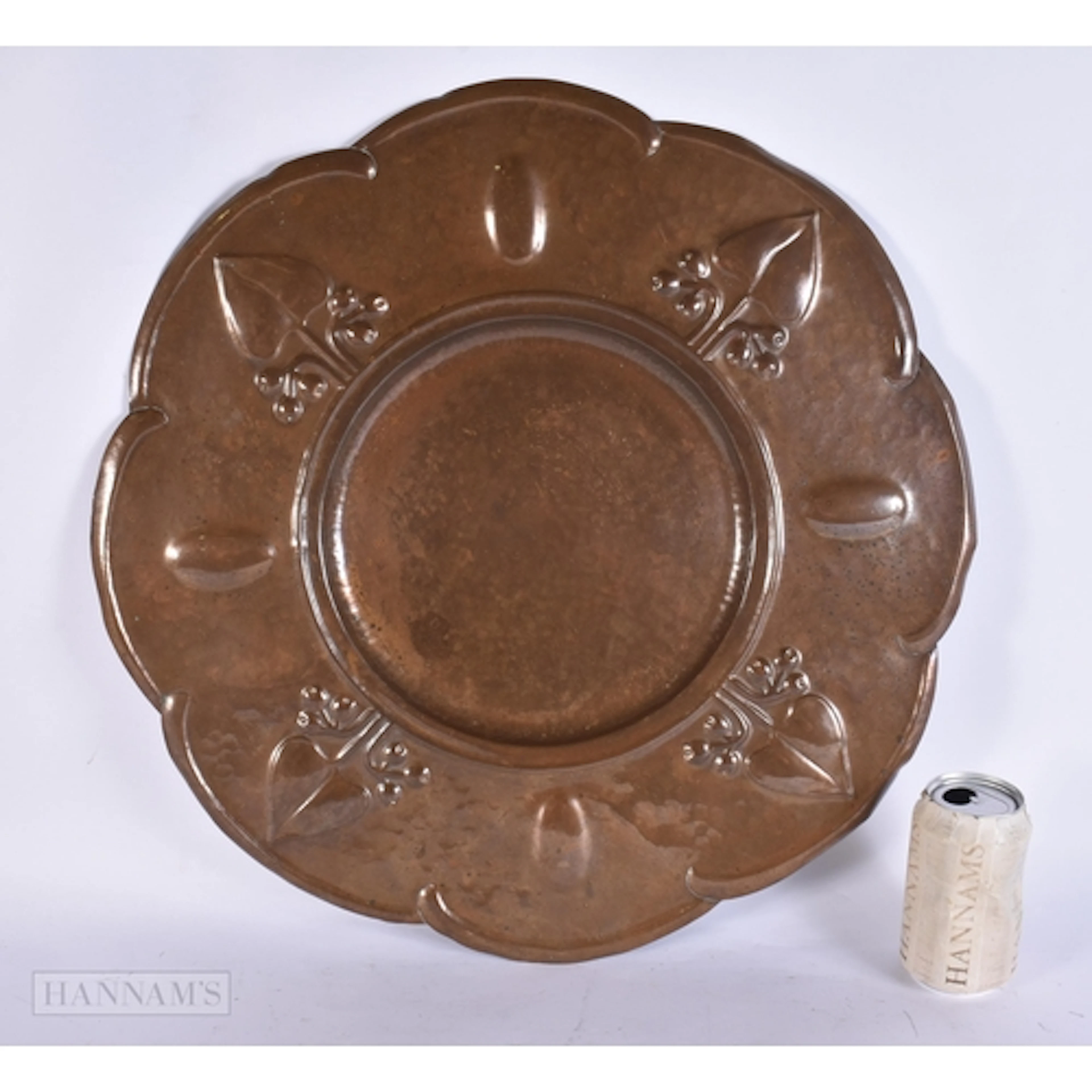 A LARGE ART NOUVEAU COPPER CHARGER. 50 cm wide.