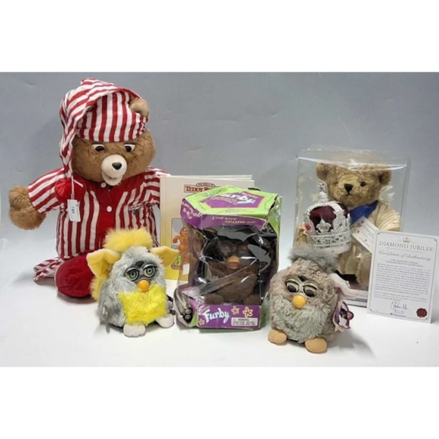 A GROUP OF VINTAGE INTERACTIVE PLUSH TOYS AND JUBILEE TEDDY ...