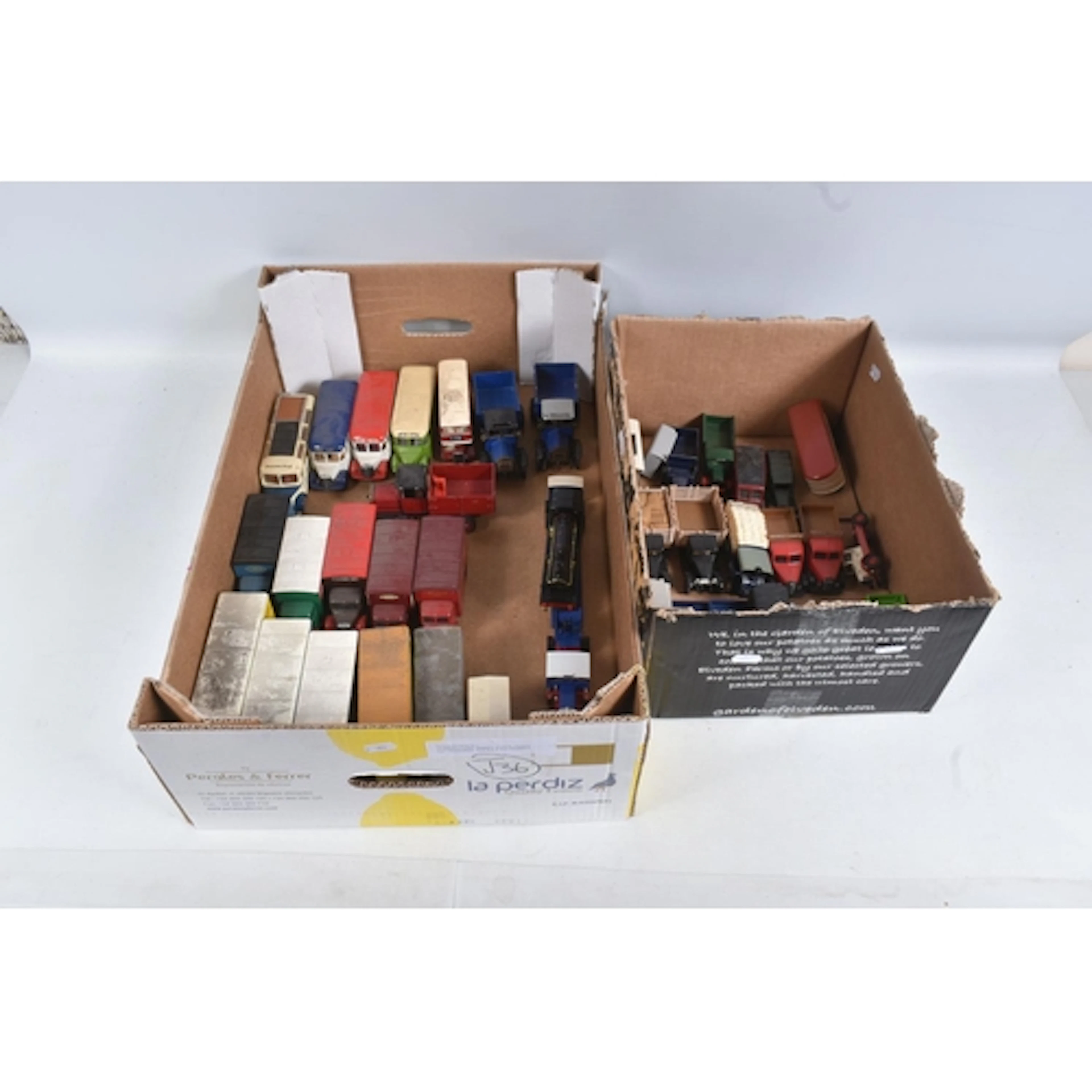 A COLLECTION OF UNBOXED AND ASSORTED MAINLY MODERN DIECAST V...